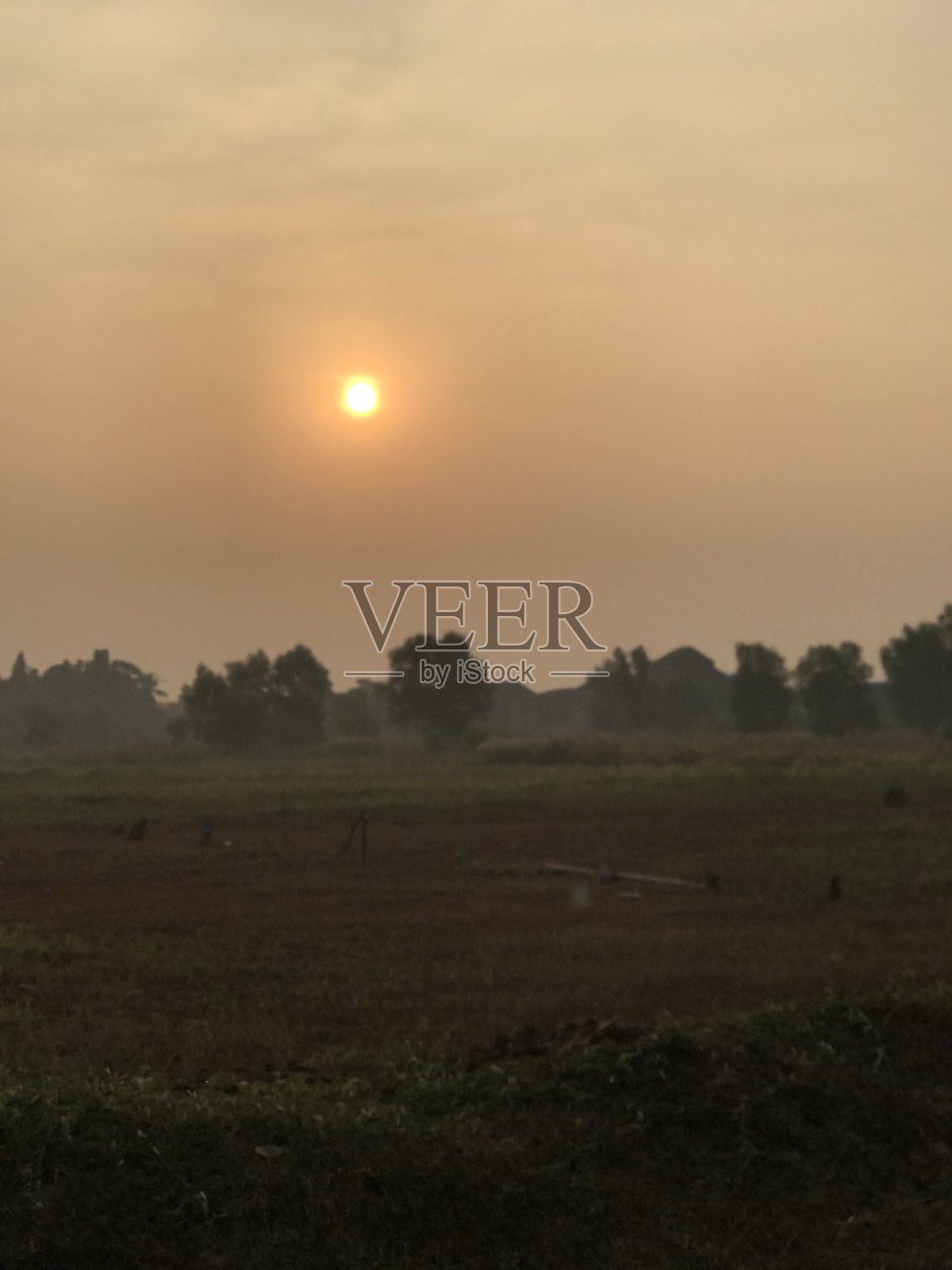 在房子的后院里看日落照片摄影图片