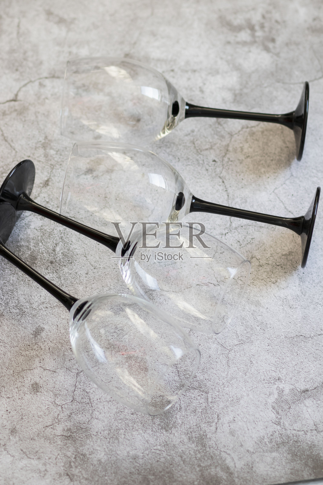 一杯红酒和白葡萄酒。照片摄影图片