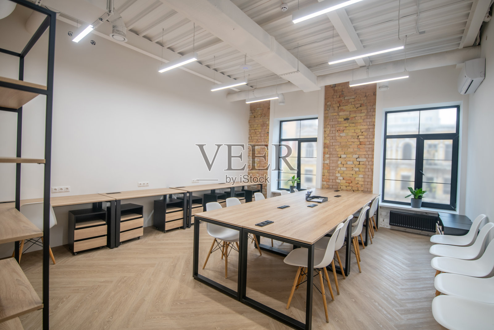 配有新家具和条纹灯的轻型办公室照片摄影图片