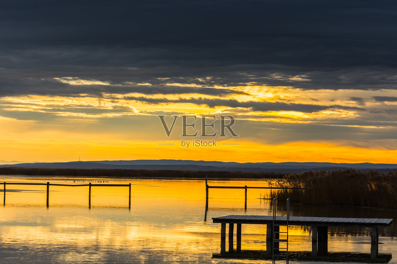 日落时分，美丽的色彩和山丘照片摄影图片