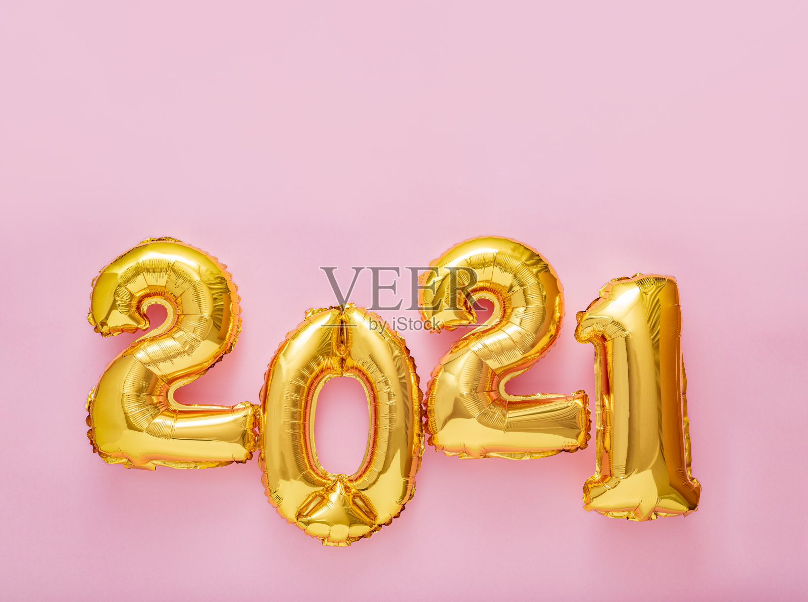 粉色背景上的2021气球文字。圣诞金箔气球2021年新年前夜的邀请。方形平铺与拷贝空间。照片摄影图片