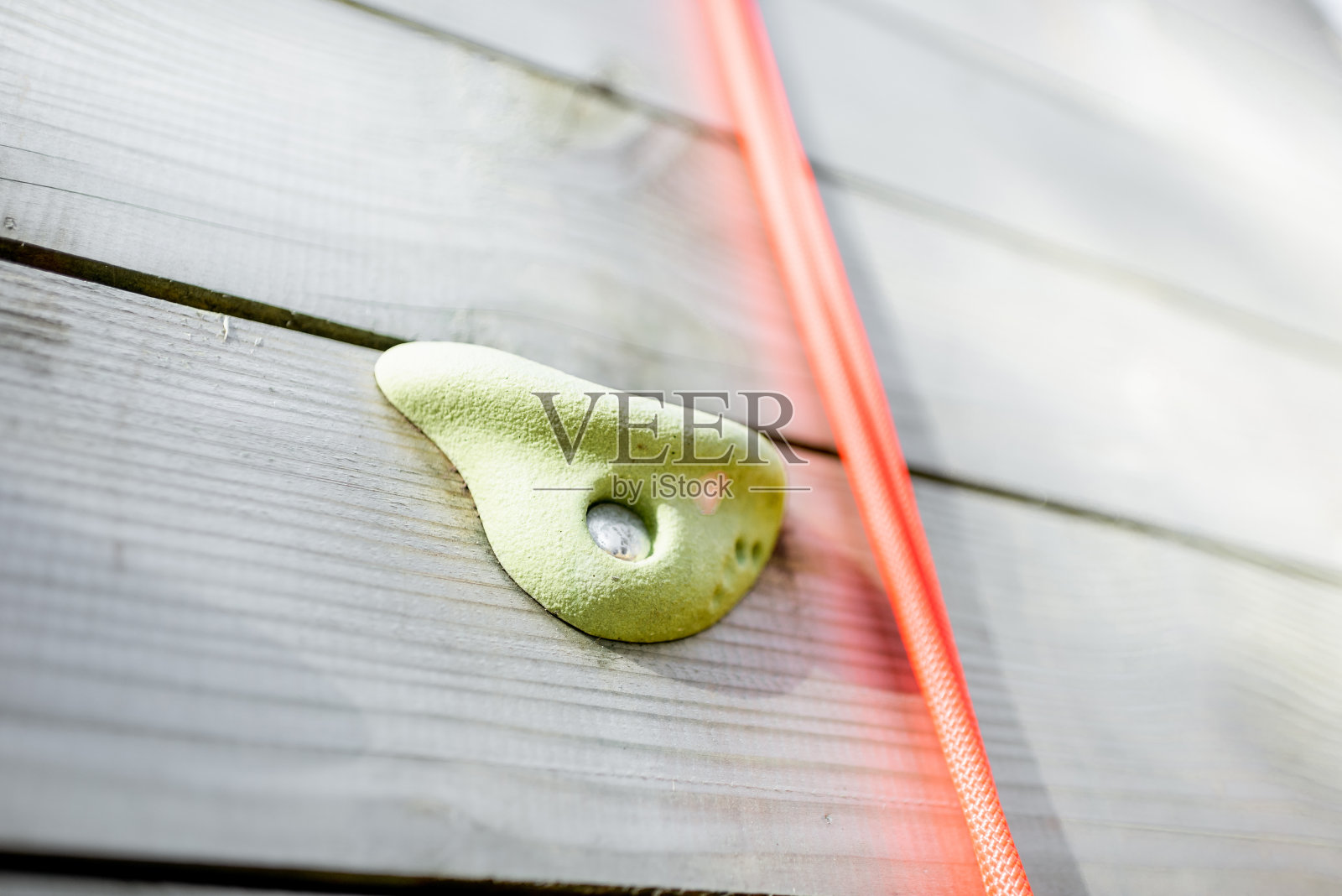 人工攀岩墙上的攀岩手照片摄影图片