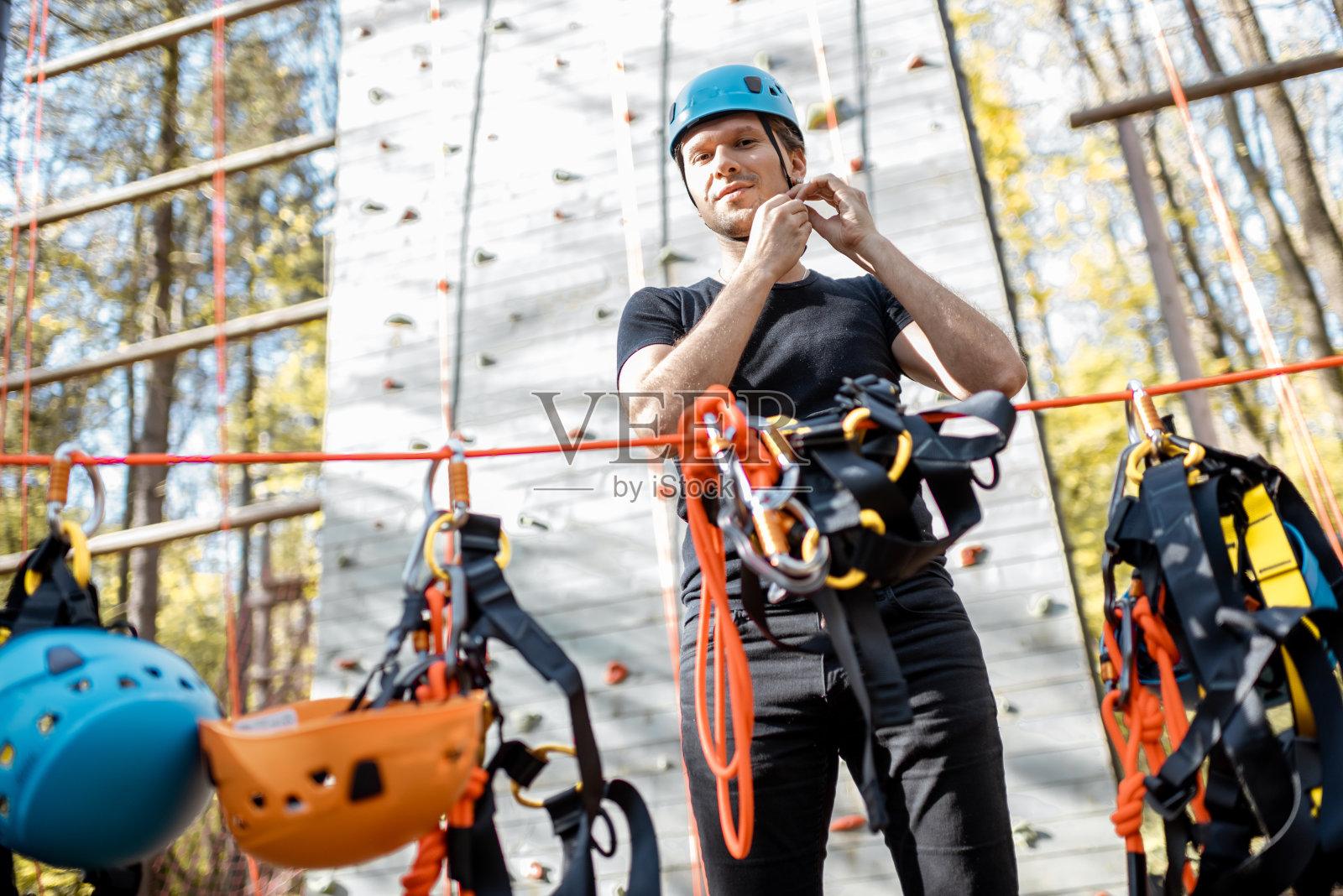 准备爬山的人照片摄影图片