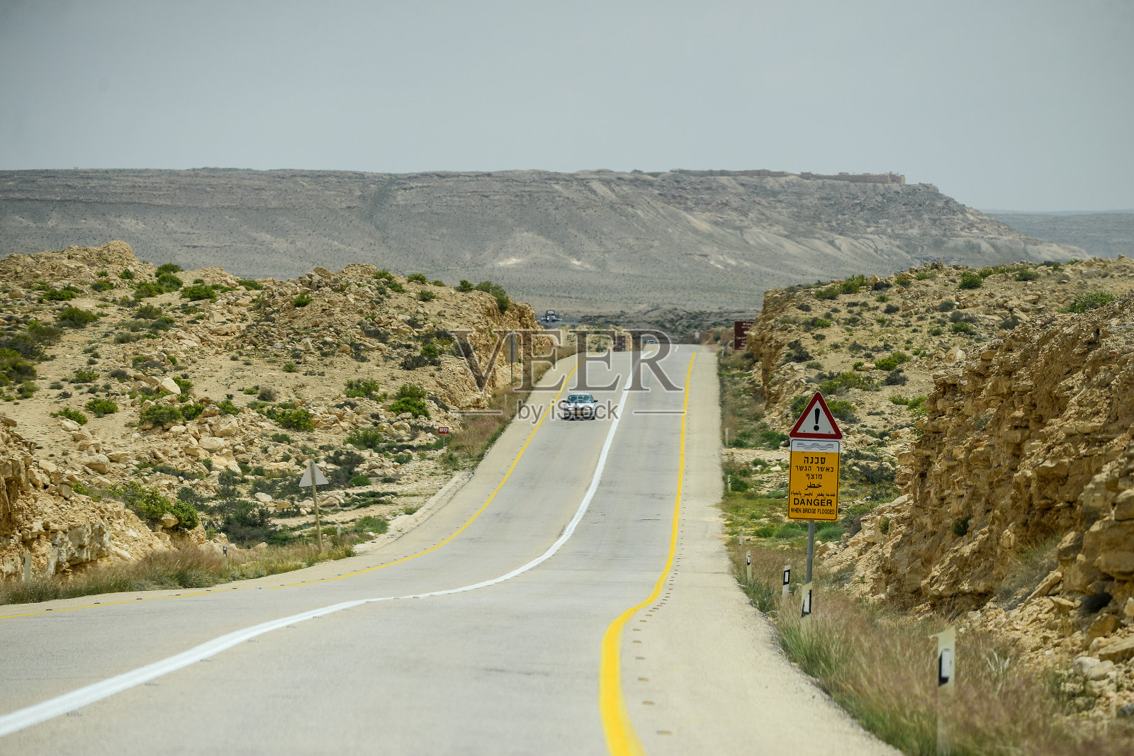 以色列：2015年4月16日，沙漠中的道路，干燥气候和荒地照片摄影图片