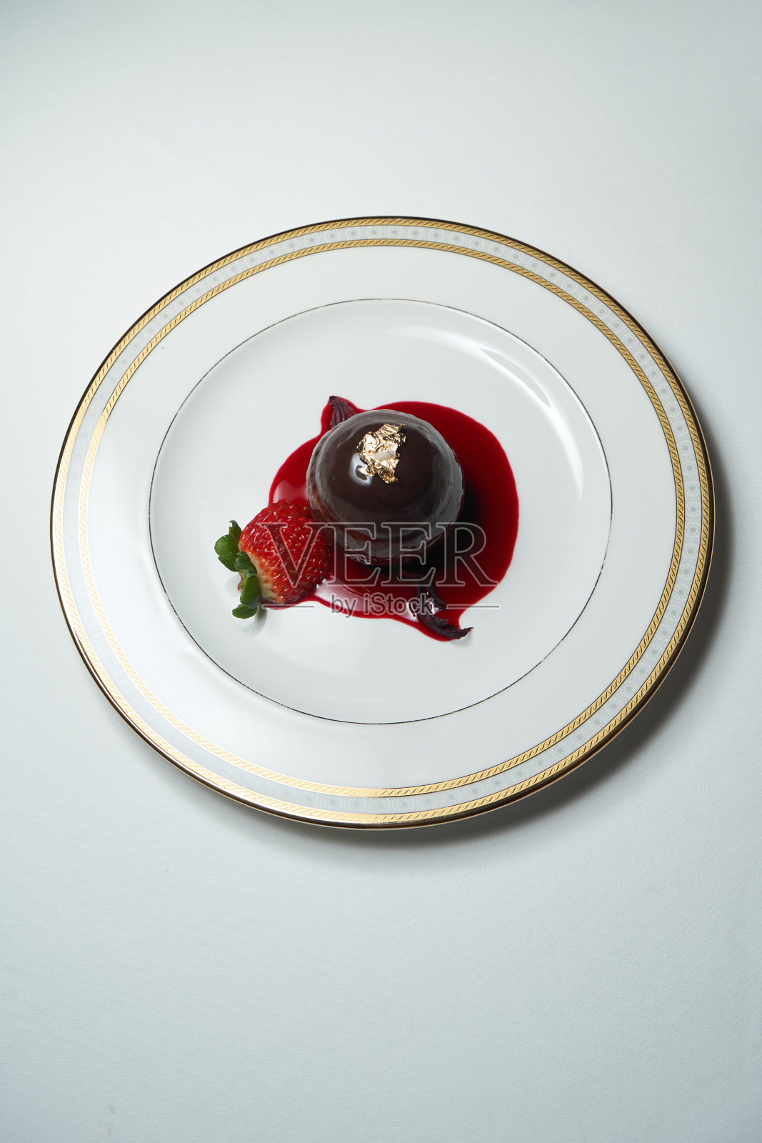 白盘子上的草莓蛋糕。草莓甜点照片摄影图片