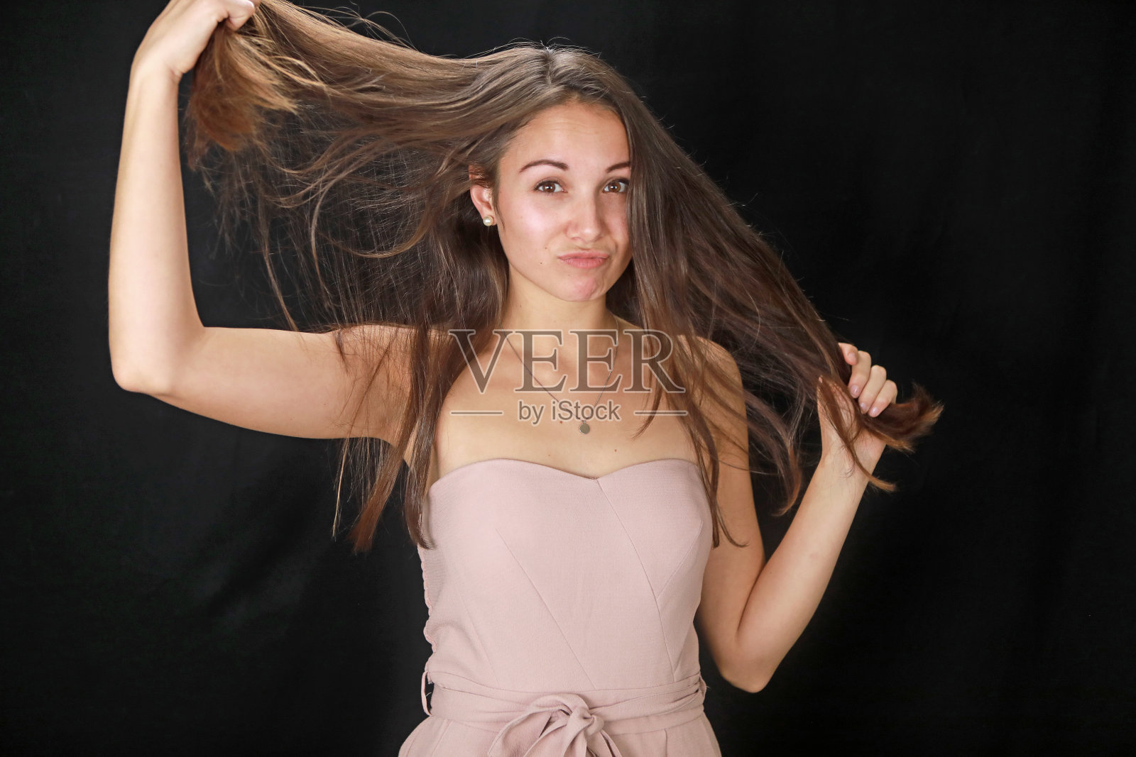 扯她的头发照片摄影图片