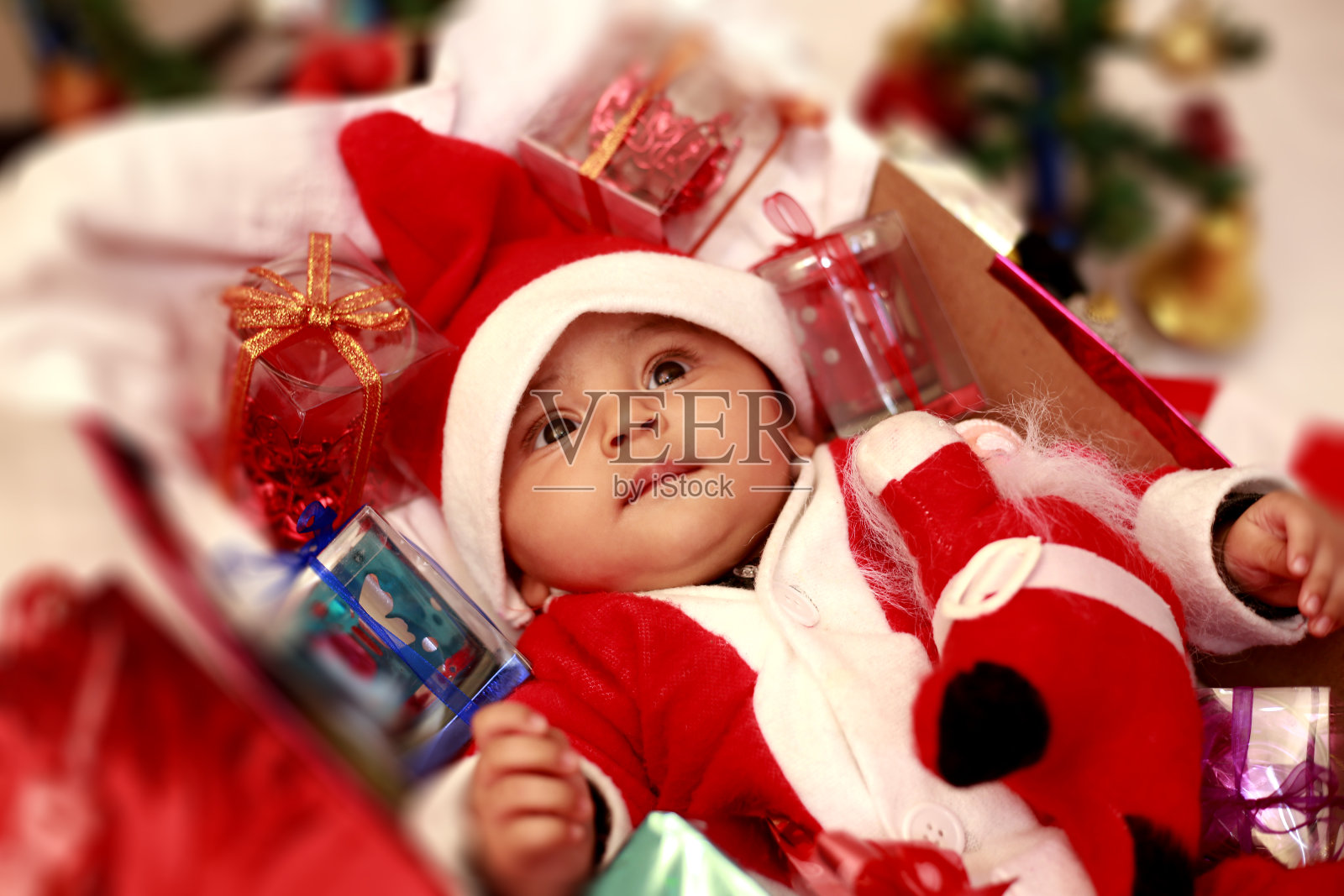圣诞节那天婴儿躺在纸板箱上照片摄影图片