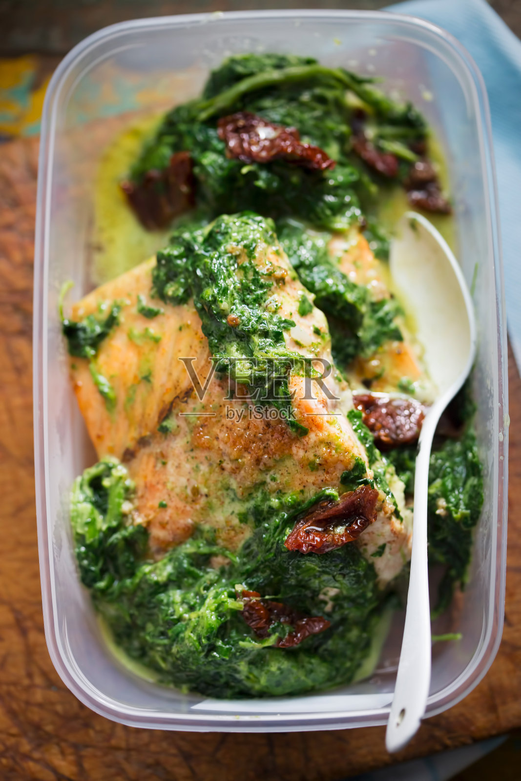 烤三文鱼配菠菜和番茄干照片摄影图片