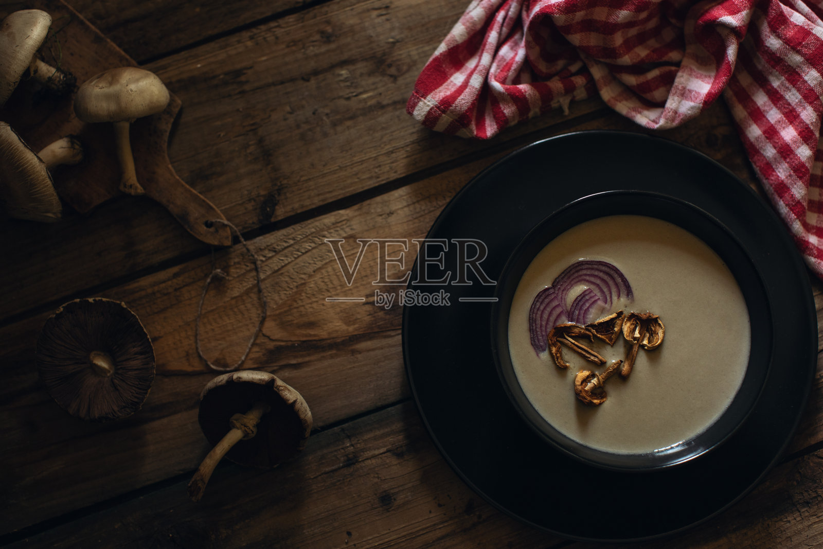 木桌上的蘑菇奶油汤照片摄影图片