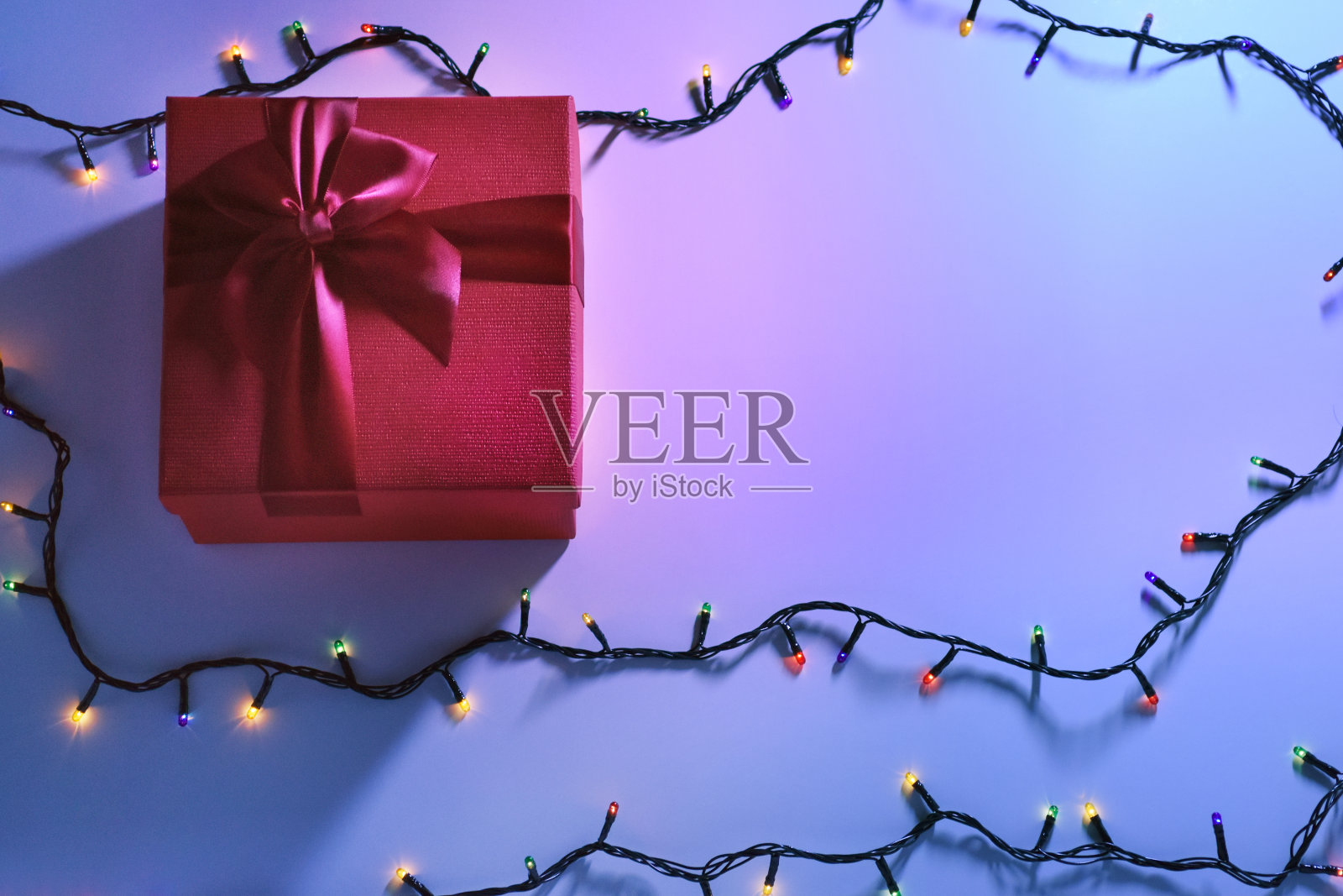 圣诞装饰，圣诞礼物与圣诞灯在黑暗的背景照片摄影图片