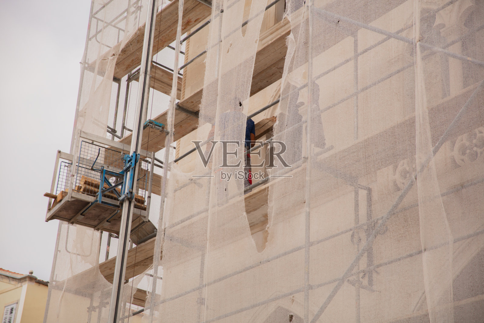 工人做改造。工人们正在翻新老式的、华丽的建筑照片摄影图片