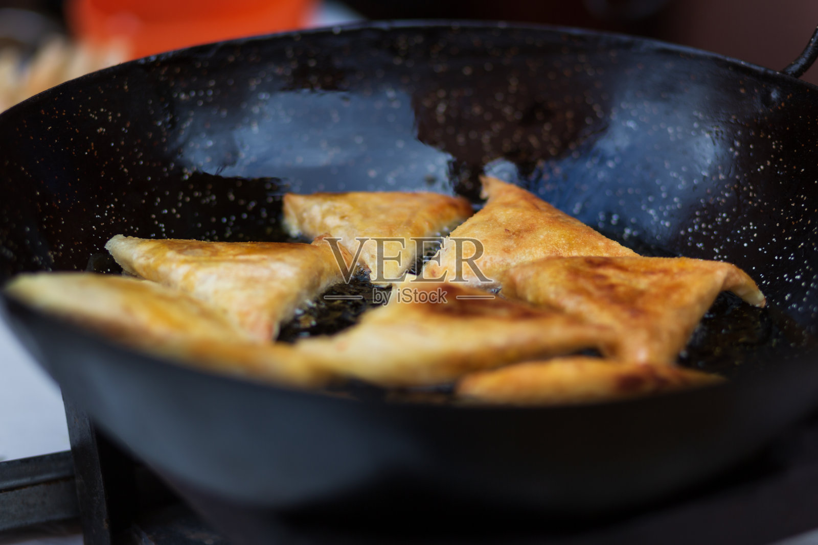 在集市上煎着马拉喀什的经典甜品照片摄影图片