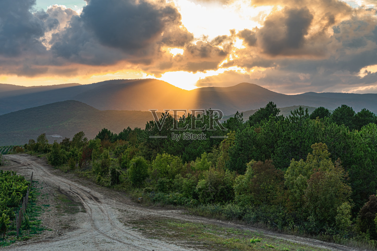 在一条废弃的乡间小路上的日落照片摄影图片