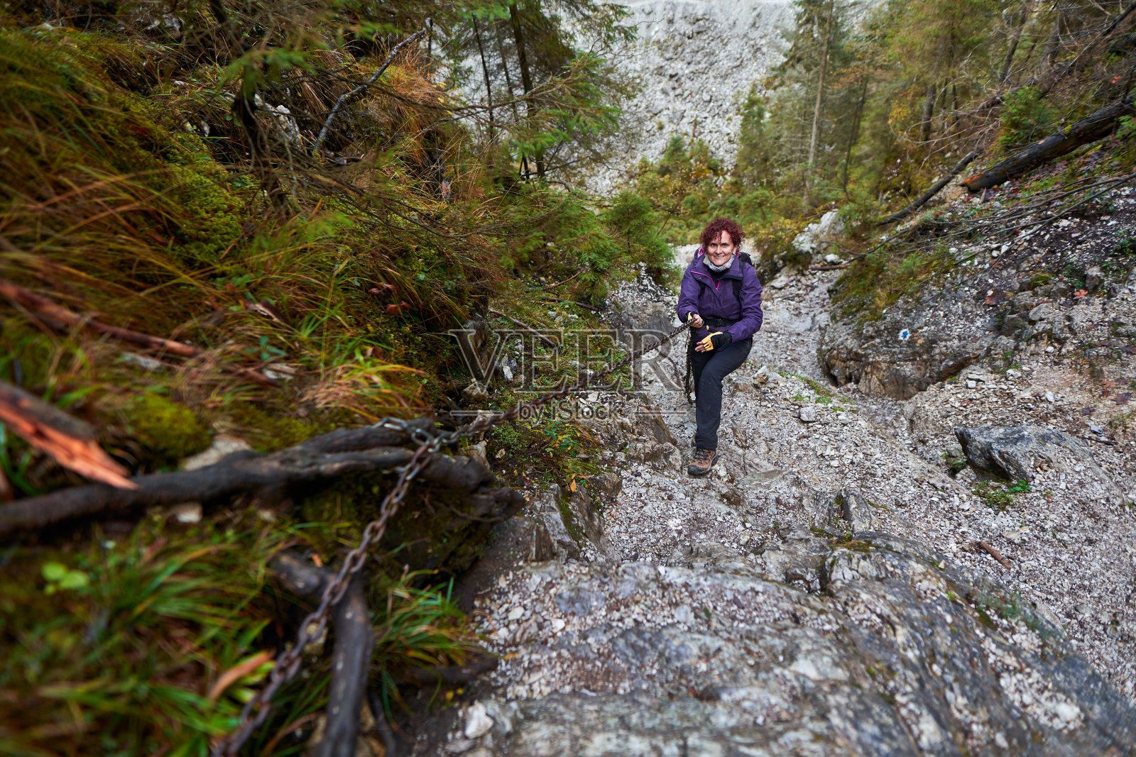 女游客在山里徒步旅行照片摄影图片