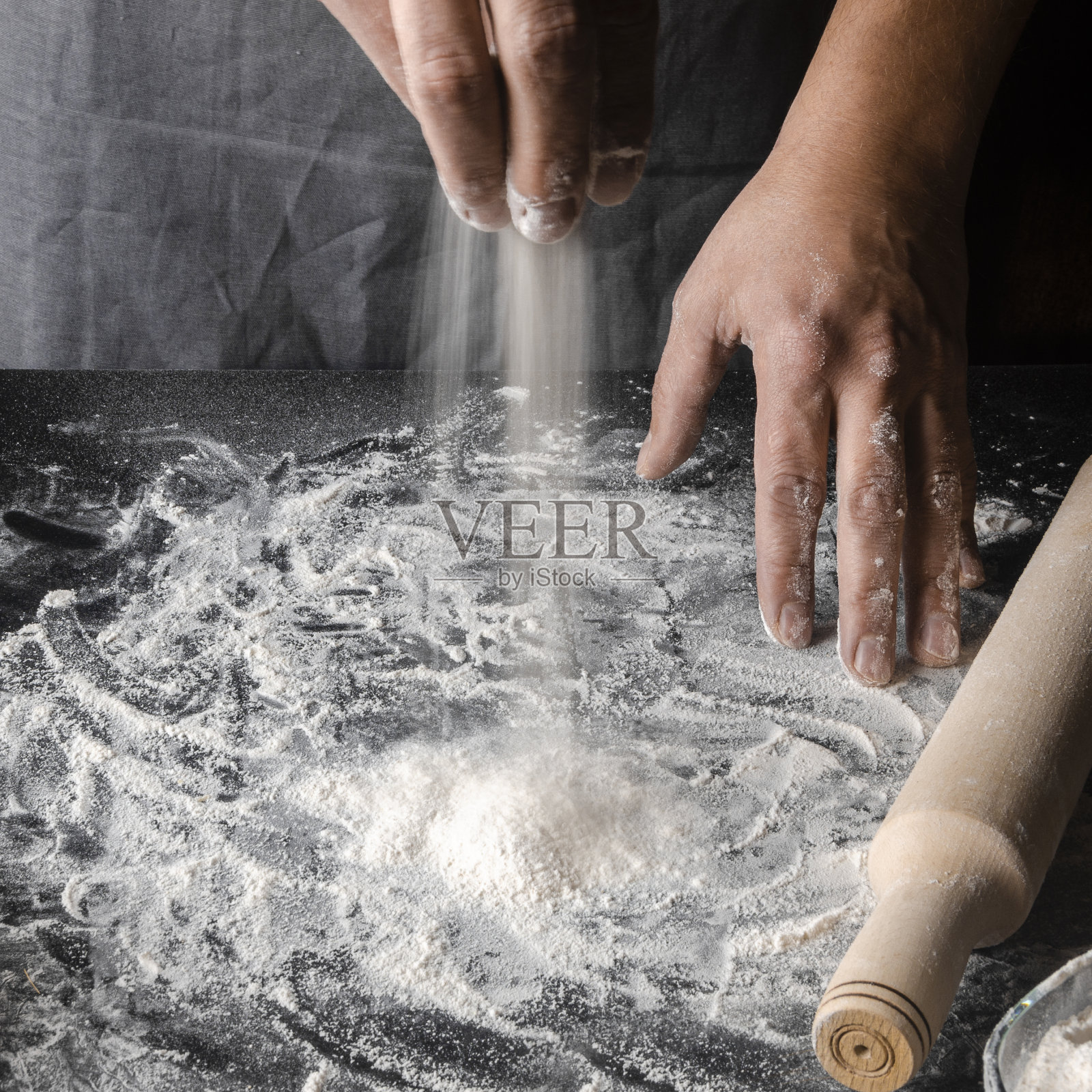 用手揉面，撒上白面粉照片摄影图片