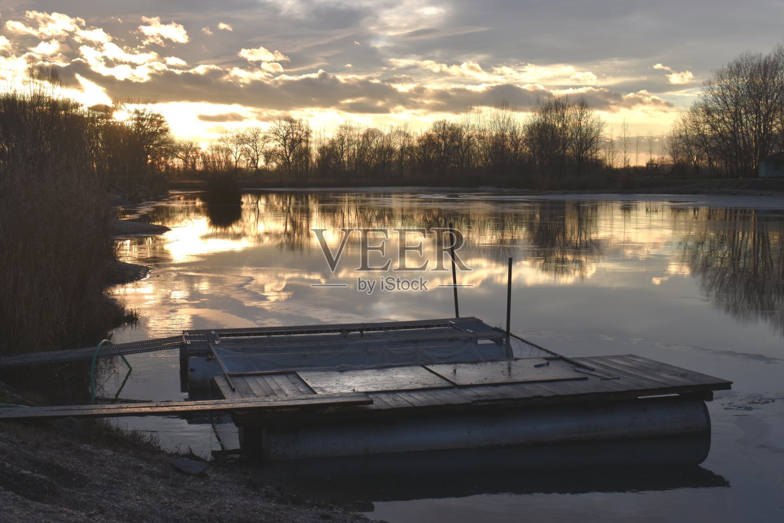 冬天斯洛伐克湖上的日落照片摄影图片