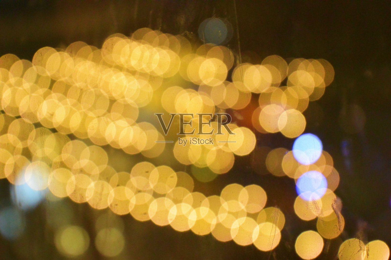 抽象背景与黄色和蓝色散焦灯光在咖啡馆照片摄影图片