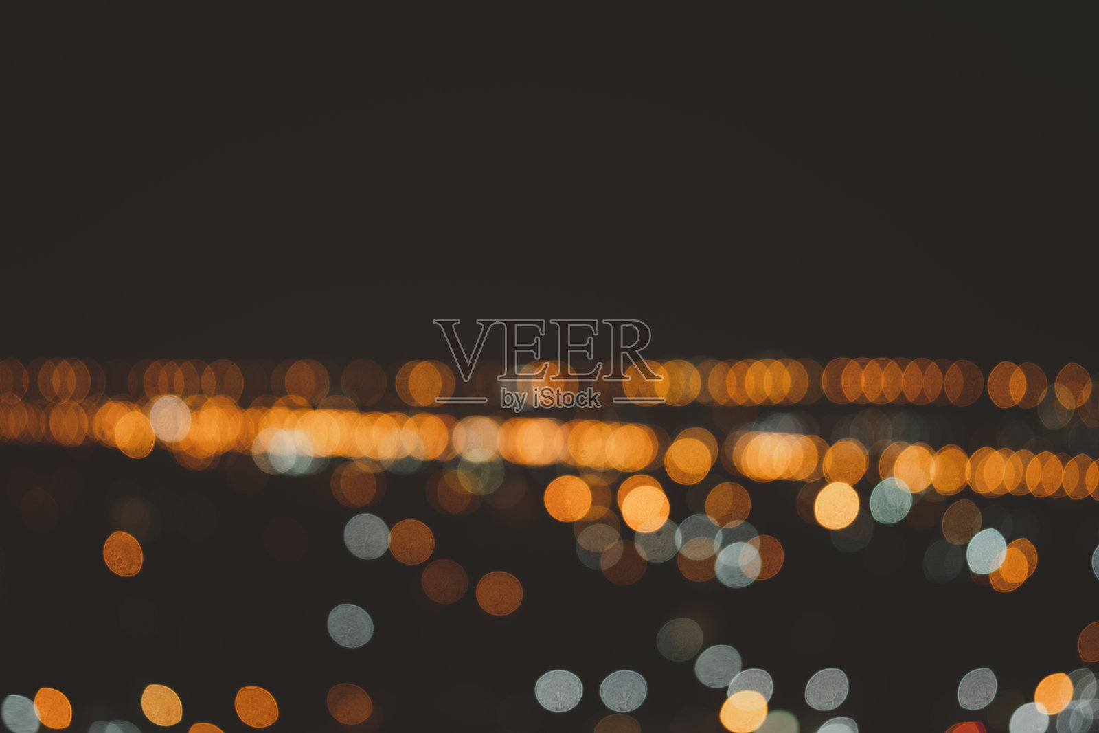 夜散光城。抽象模糊散焦背景。照片摄影图片