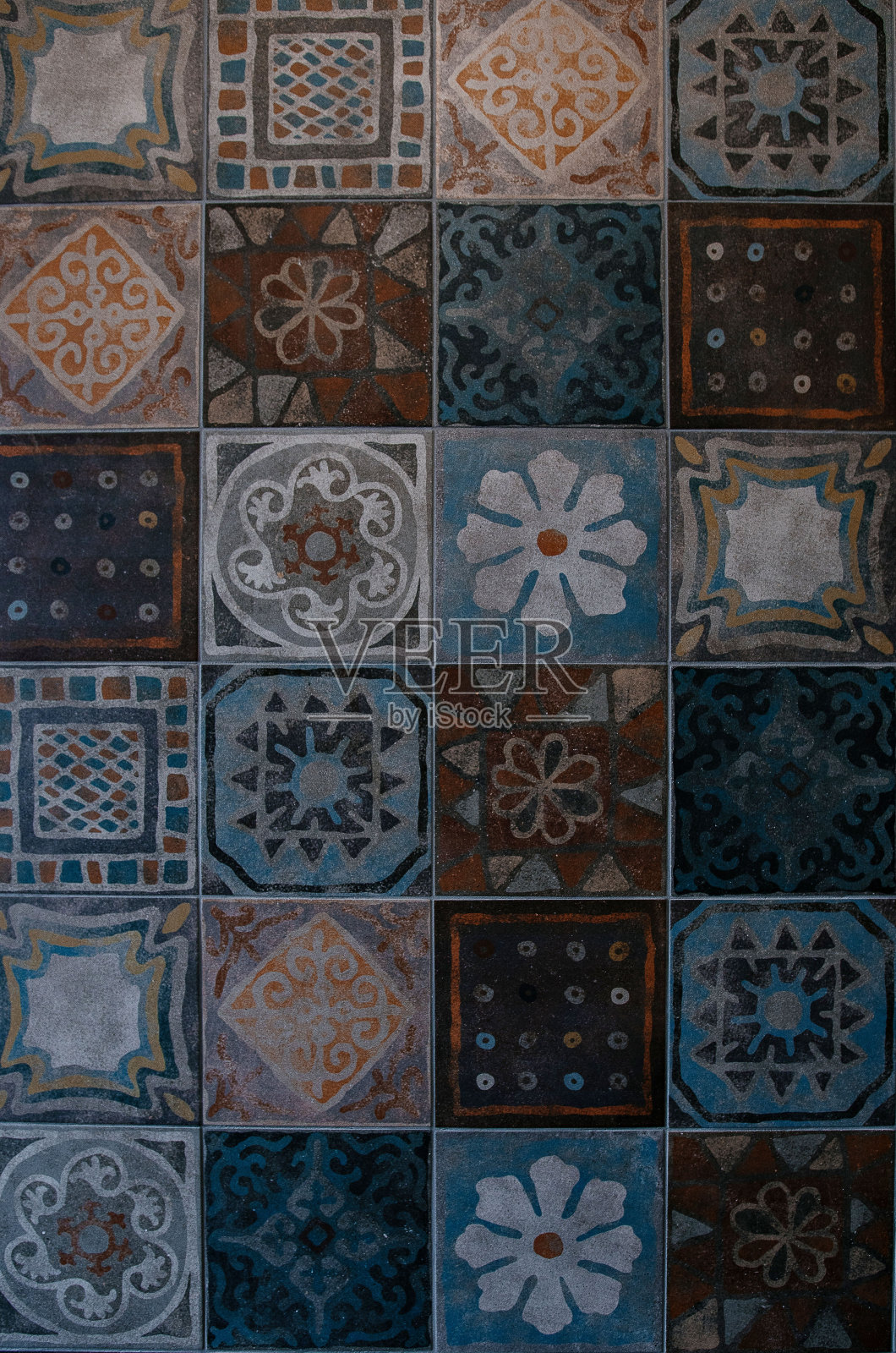 彩板、彩墙、古色古香瓷砖、带花瓷砖、质朴风格照片摄影图片