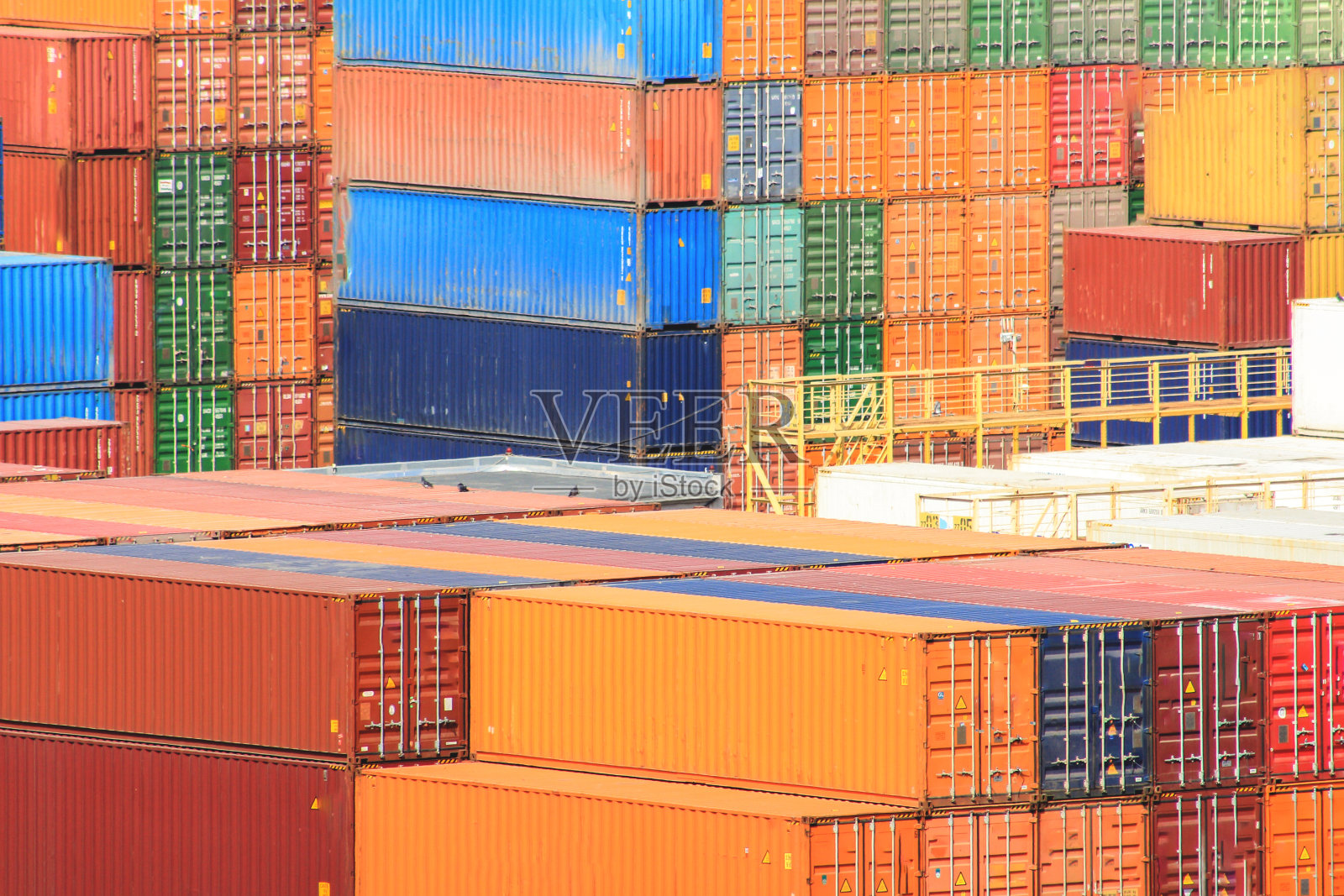 码头上的货运集装箱。物流集装箱的背景。图片概念为全球商业航运，物流，进出口行业。照片摄影图片