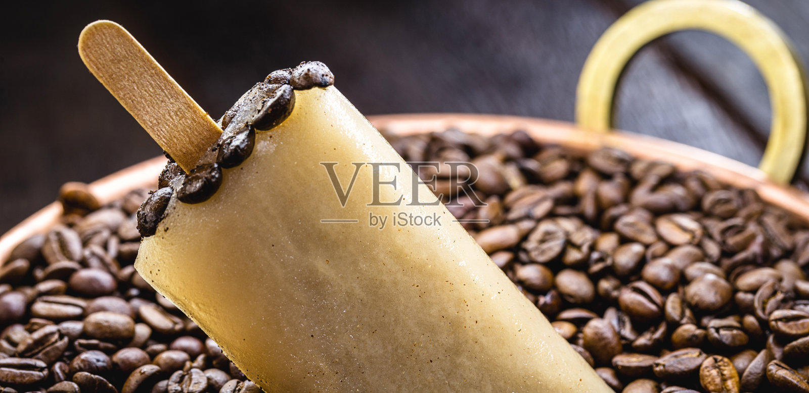 咖啡冰棍，自制甜冰淇淋，卡布奇诺冰棍。罕见的美味冰淇淋照片摄影图片