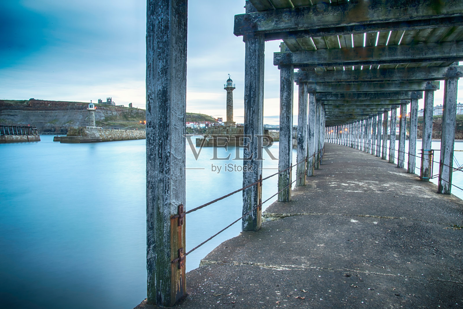 英国北约克郡惠特比西码头下的灯塔和修道院照片摄影图片
