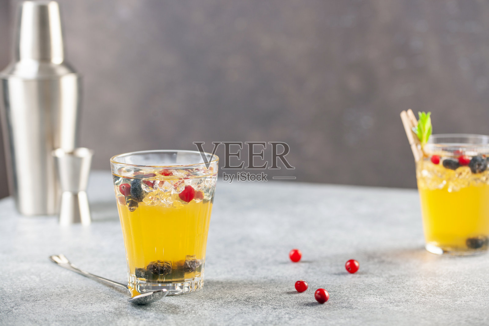 新鲜的橙汁、蓝莓和冰蔓越莓饮料。水果mocktail照片摄影图片