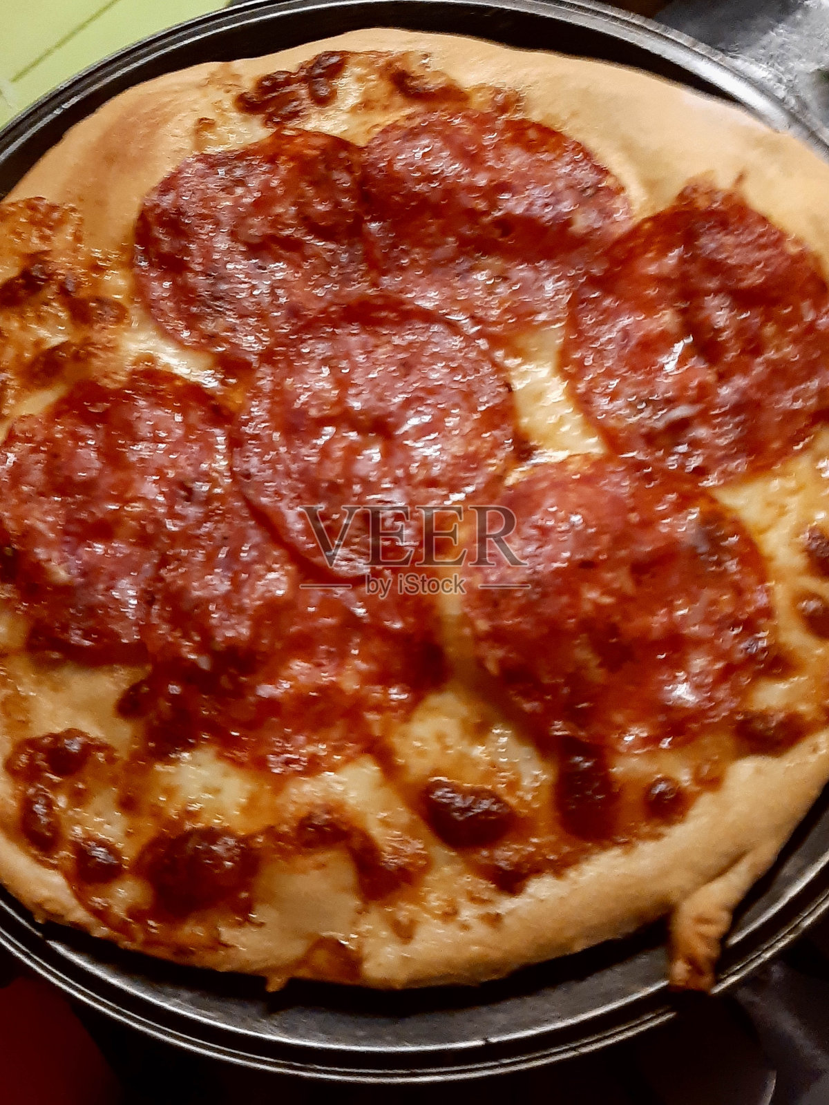 自制披萨配辣意大利腊肠、番茄和马苏里拉奶酪照片摄影图片