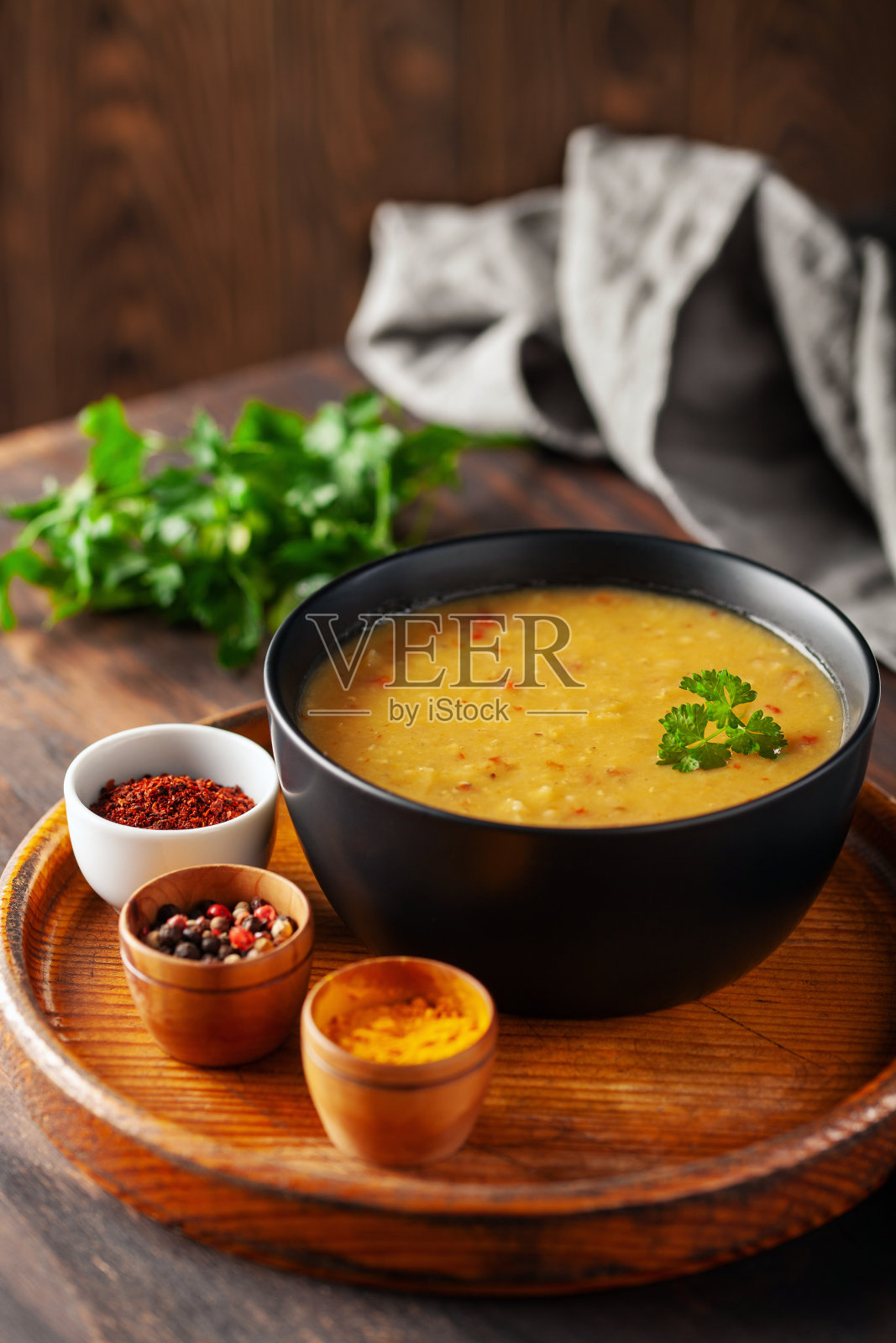 扁豆汤(Masoor Dal或Dal Tadka咖喱)。印度国家的菜。前视图。照片摄影图片