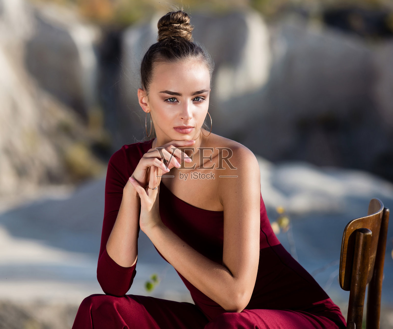 白山旁边的椅子上有个漂亮的女孩。一个时尚女性的肖像在自然与化妆和发型照片摄影图片