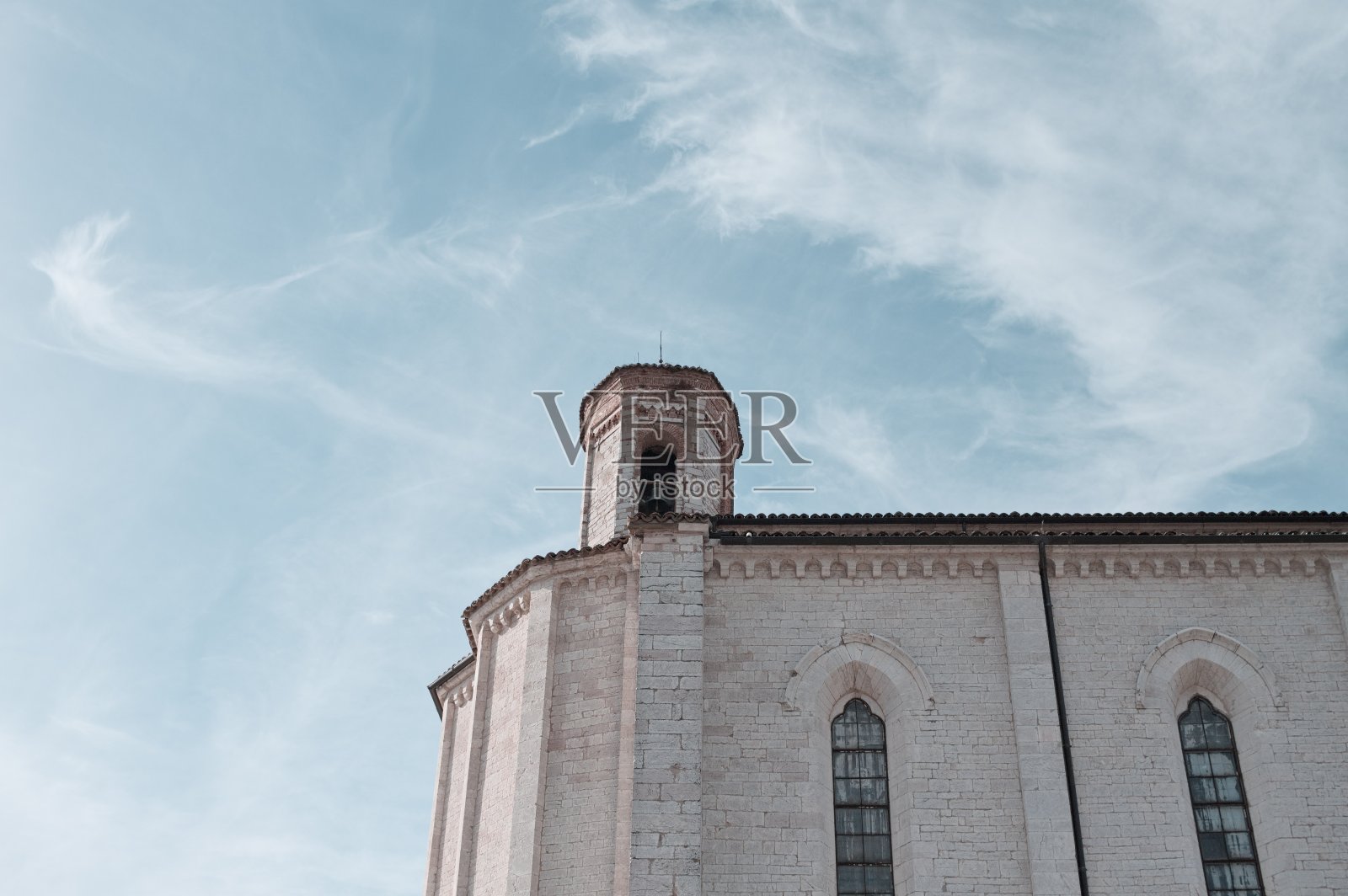 中世纪大教堂的古老钟楼(古比奥，翁布里亚，意大利)照片摄影图片