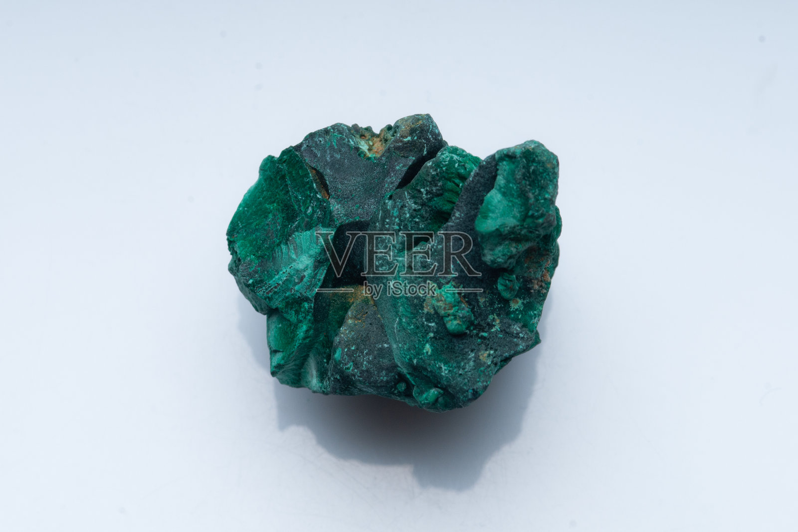 白色背景上的孔雀石绿矿石。自然绿色的孔雀石照片摄影图片