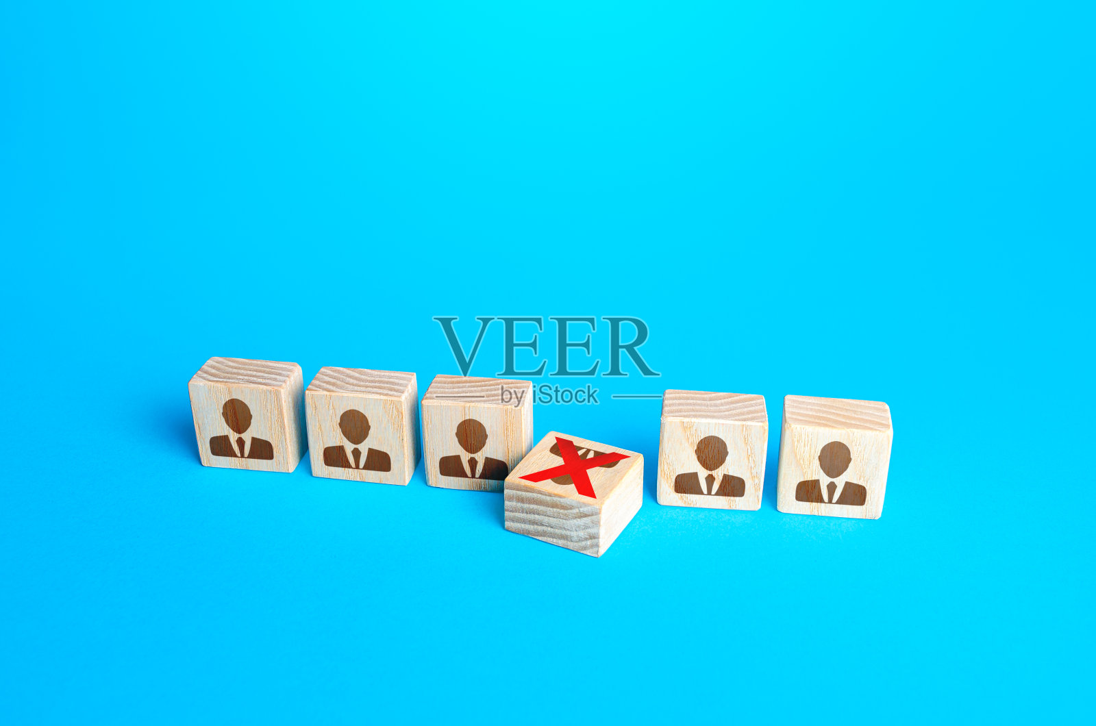 人挡的身影掉出了一排人。道德、身体疲惫、薄弱环节。解雇。毒性的员工。工作压力大，精力耗尽。受害者大流行，疾病传播的威胁照片摄影图片