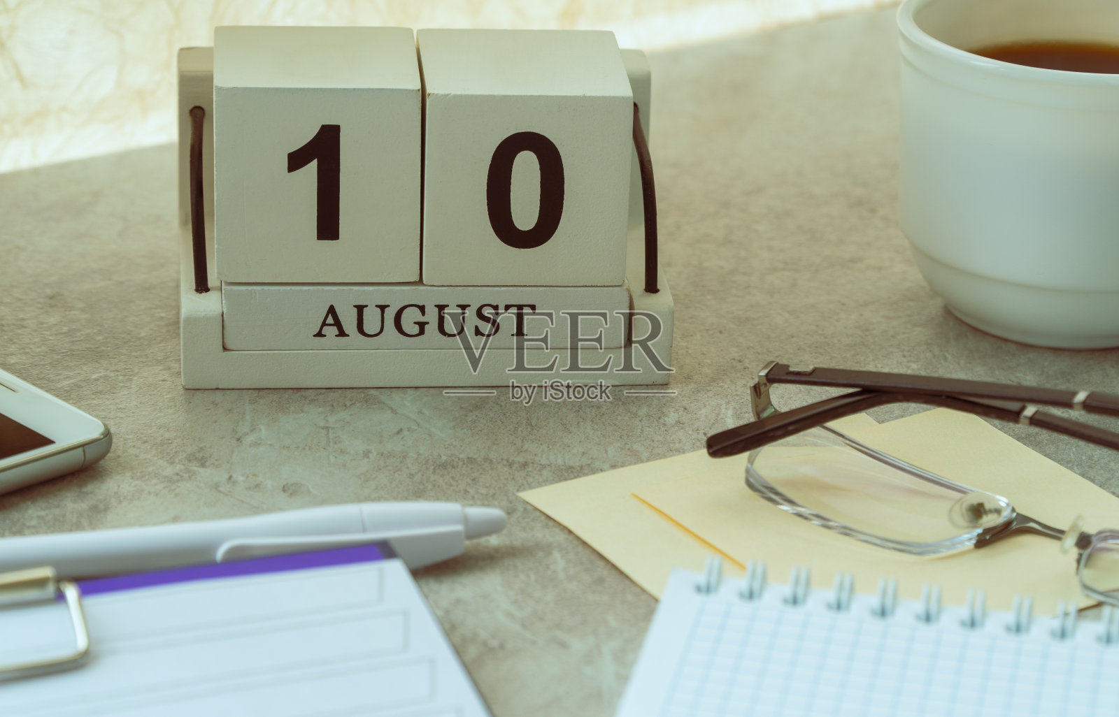 八月九号，日历上的日期。国际生物柴油的一天。手工木方与日期，月和日。为一天做计划。艺术色彩。有选择性的重点。照片摄影图片