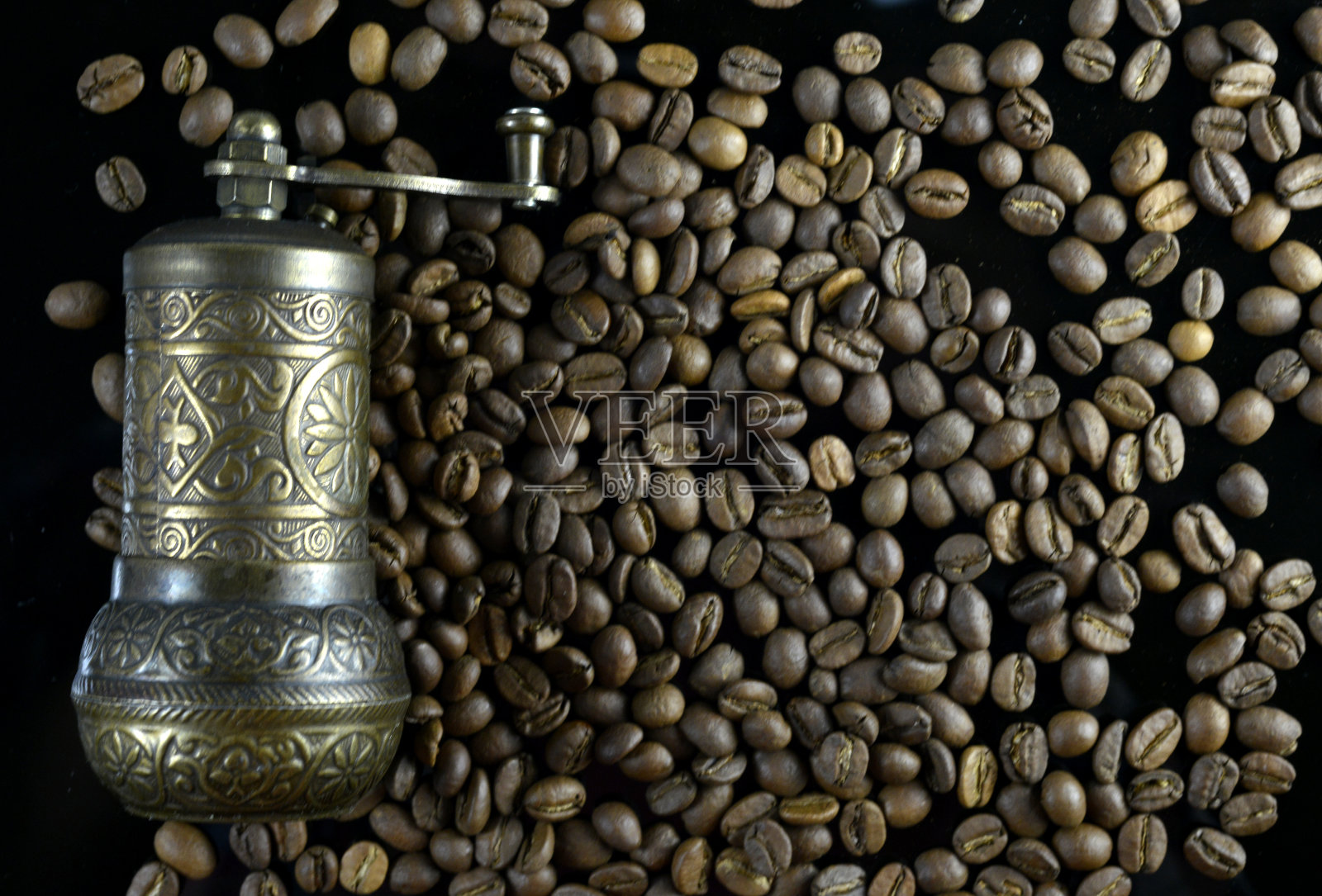 传统的咖啡研磨机上的咖啡豆照片摄影图片