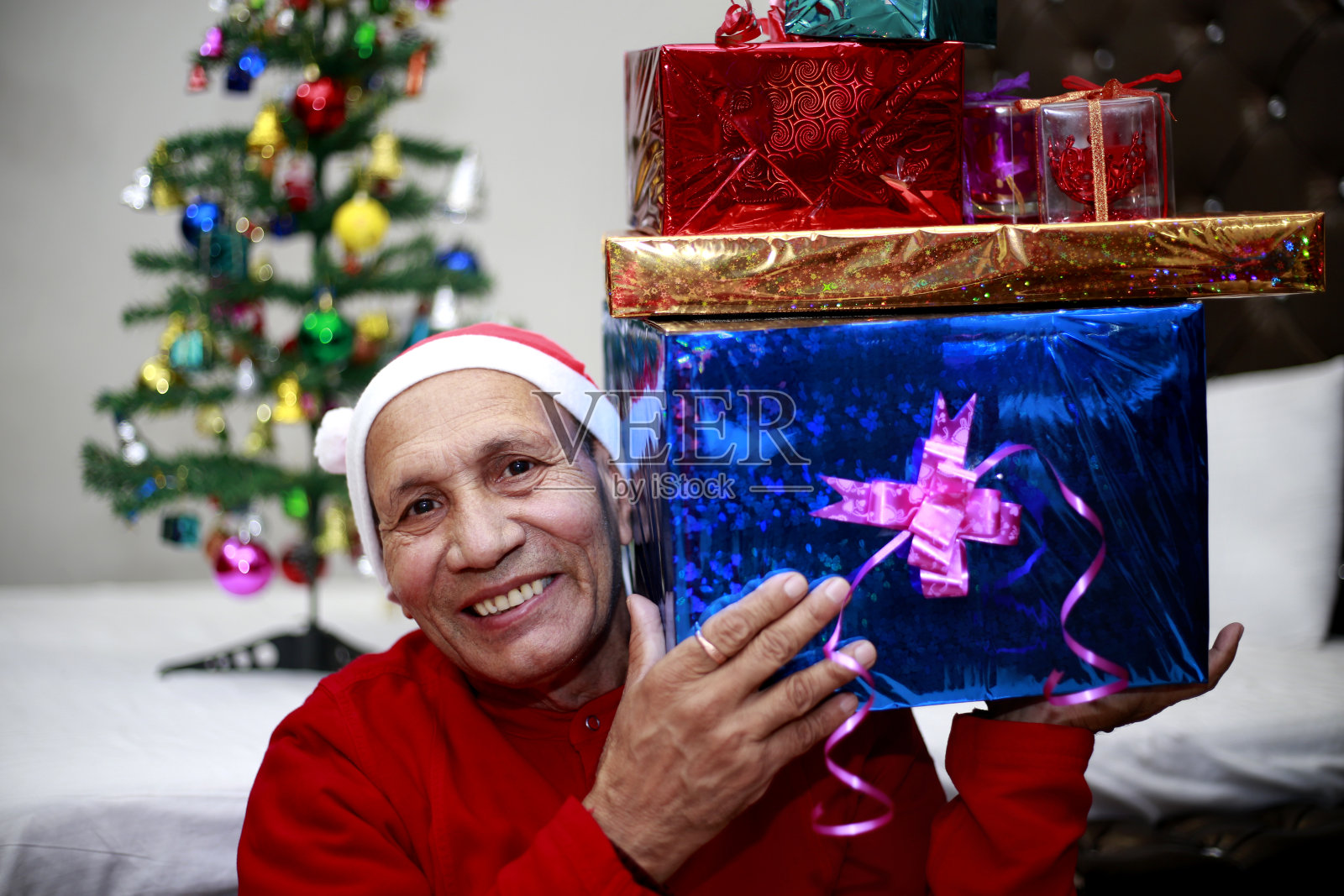 老人肩上扛着圣诞礼物照片摄影图片