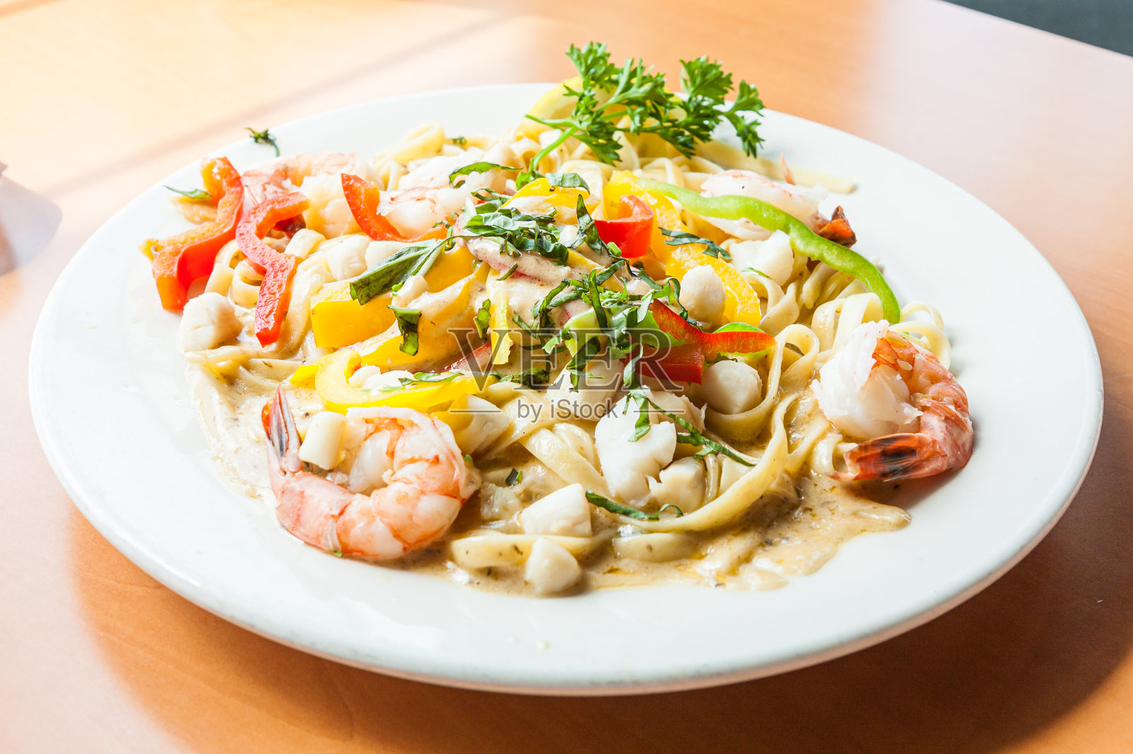 美味的海鲜意大利面白酱照片摄影图片