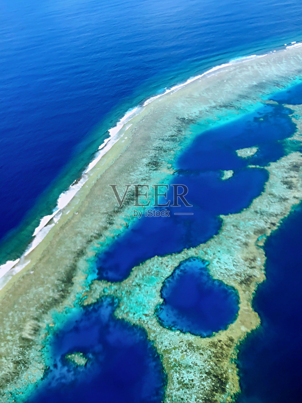 南太平洋的环礁和泻湖的惊人鸟瞰图照片摄影图片