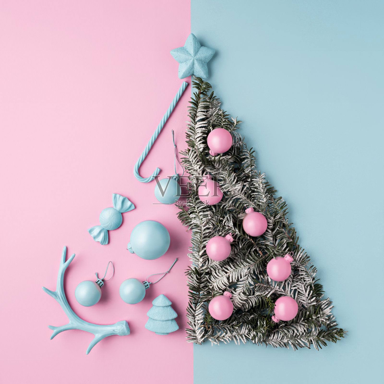 创意的圣诞布局，松果树和小装饰品的双色调淡蓝色和粉色柔和的背景照片摄影图片