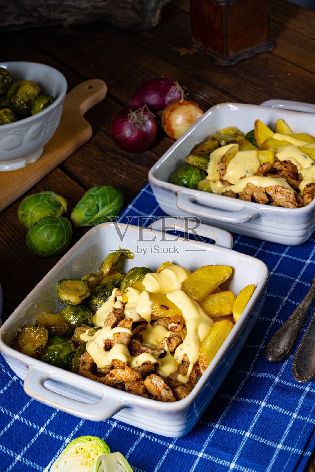 烤苏黎世炖肉配球芽甘蓝，土豆和蛋黄酱照片摄影图片