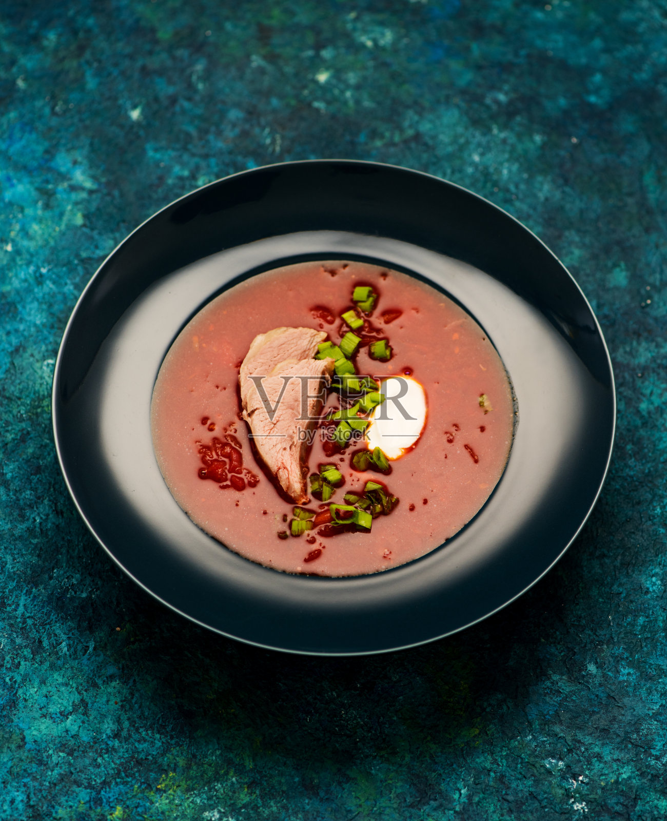 传统的俄罗斯罗宋汤配酸奶油。平的。俯视图照片摄影图片