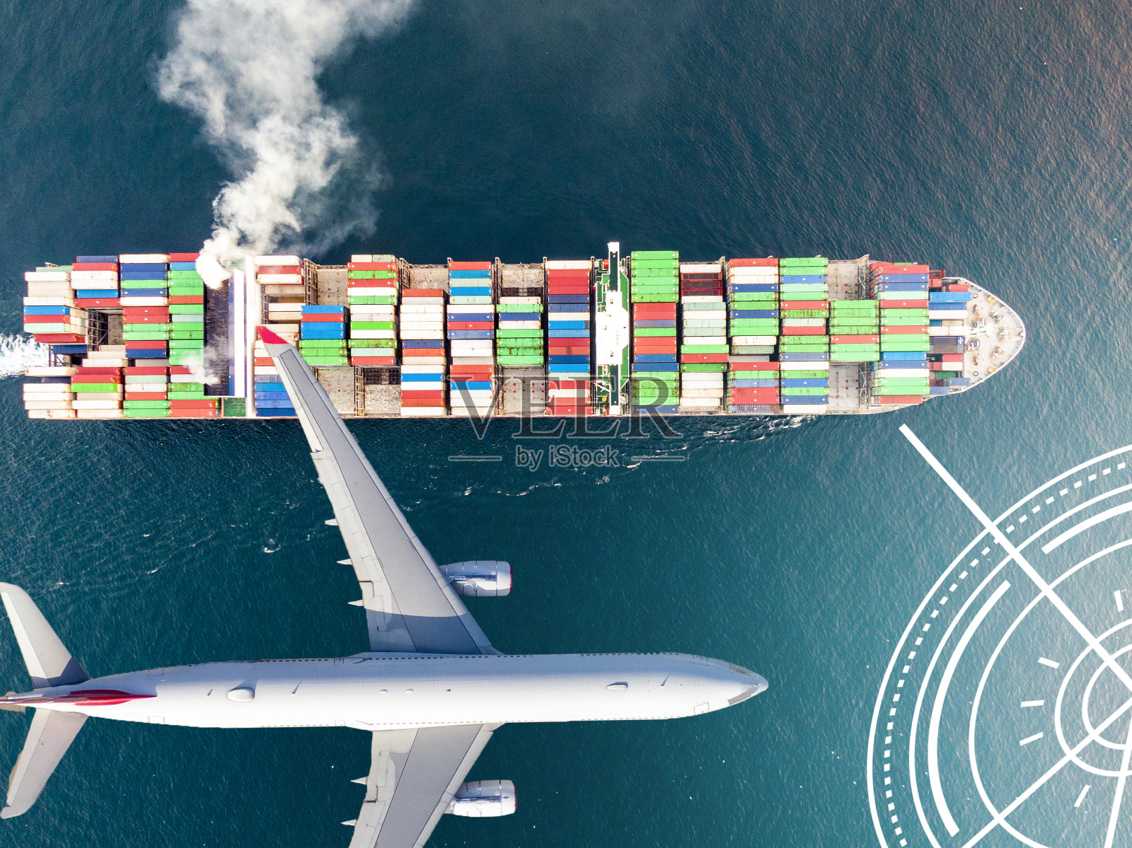 货轮和货机在日落天空的海洋，货运，航运照片摄影图片