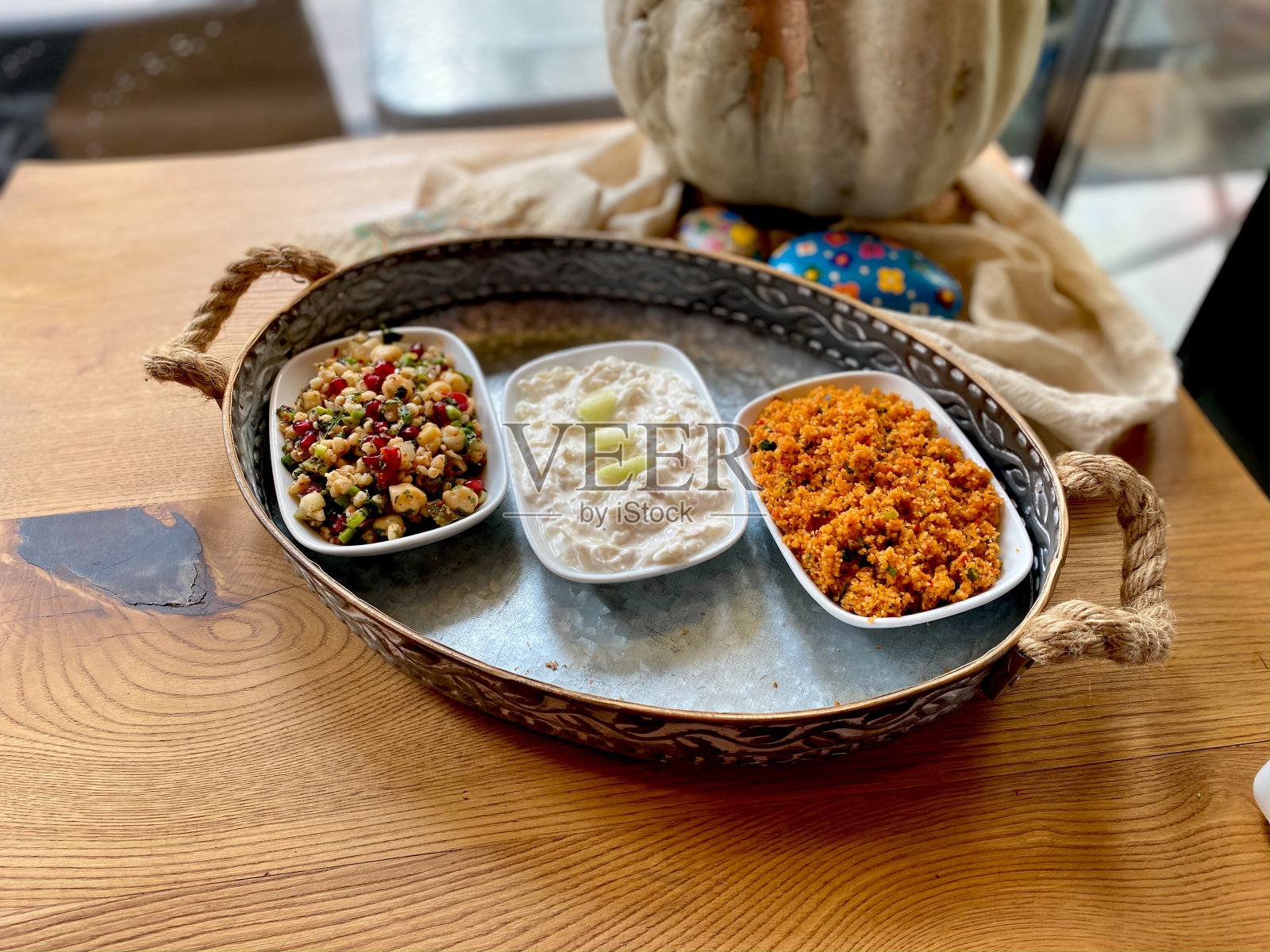 传统开胃菜bulggur或Bulghur Kisir，芹菜沙拉和鹰嘴豆扁豆沙拉。当地餐馆的铜托盘土耳其希腊食物。照片摄影图片