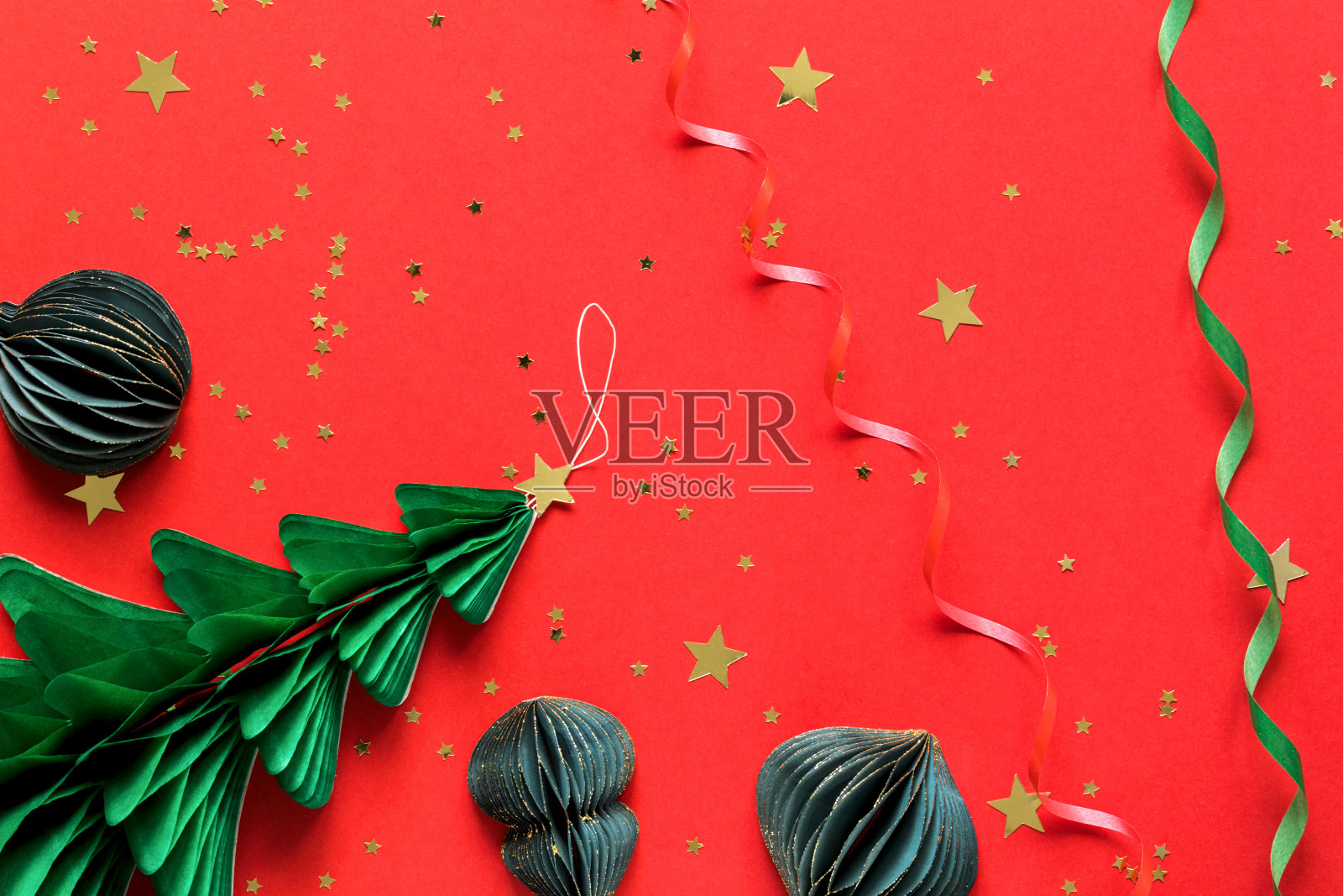 纸圣诞玩具和新年树贺卡的概念。照片摄影图片