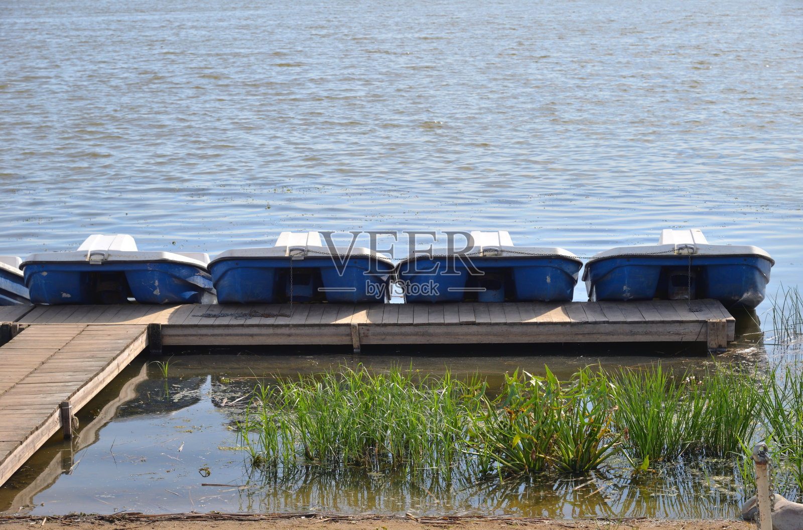 湖边木码头上的小船照片摄影图片