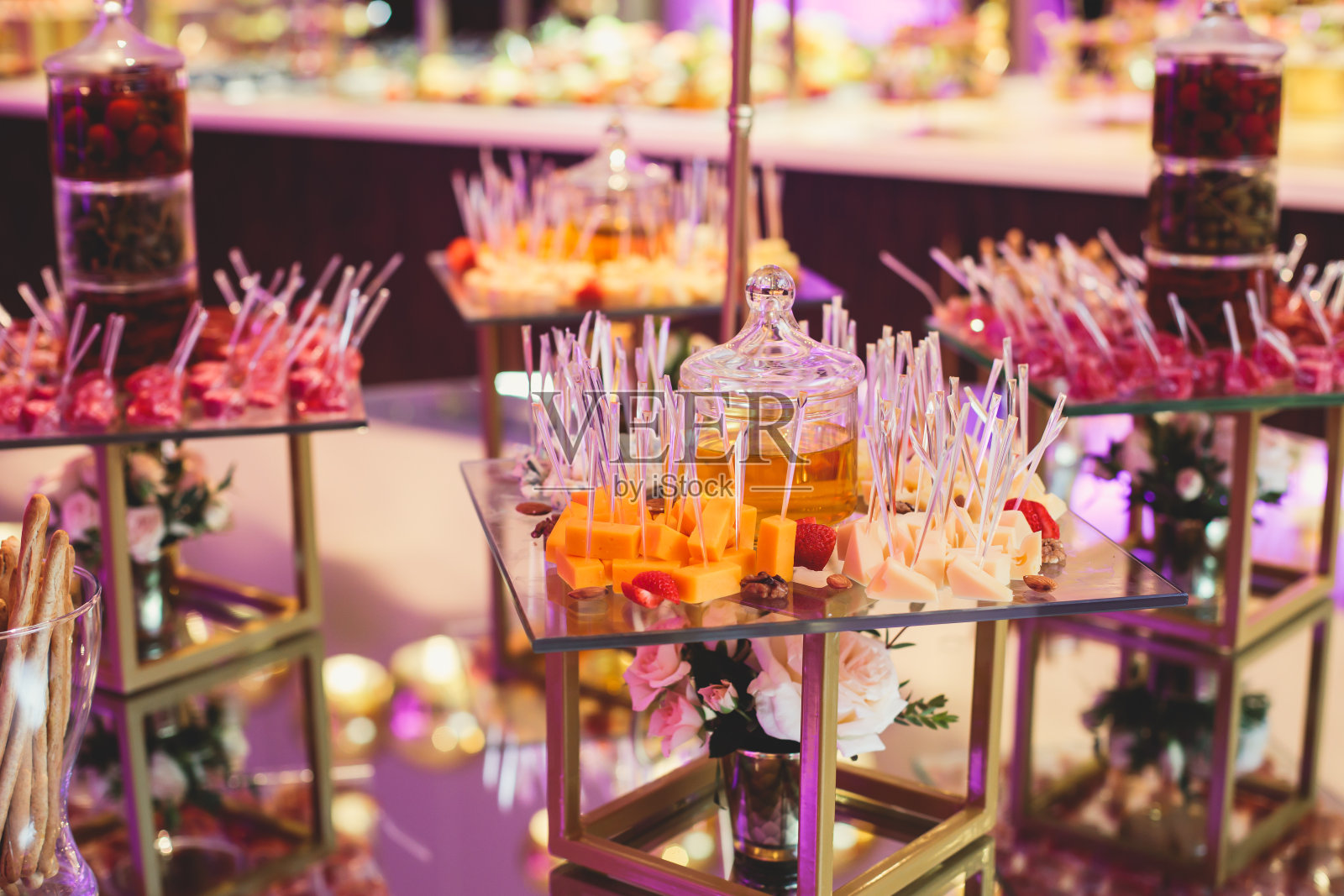 在公司的圣诞生日聚会或婚礼上，用各种蔬菜和不同的素食点心装饰精美的宴会桌照片摄影图片