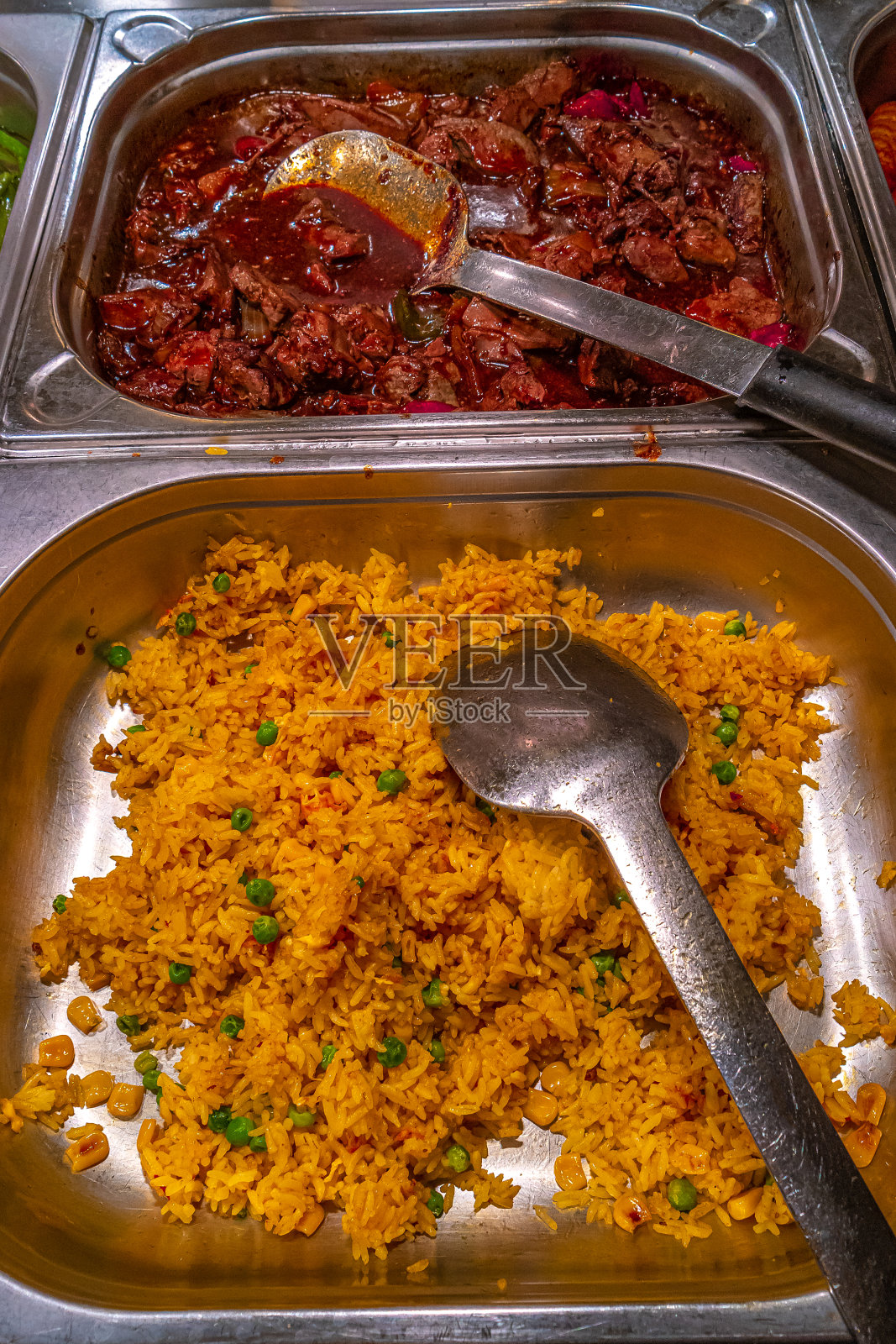 不同套的亚洲快餐在金属容器出售的街头食品，辣炸鸡蔬菜和米饭，细节，特写。照片摄影图片