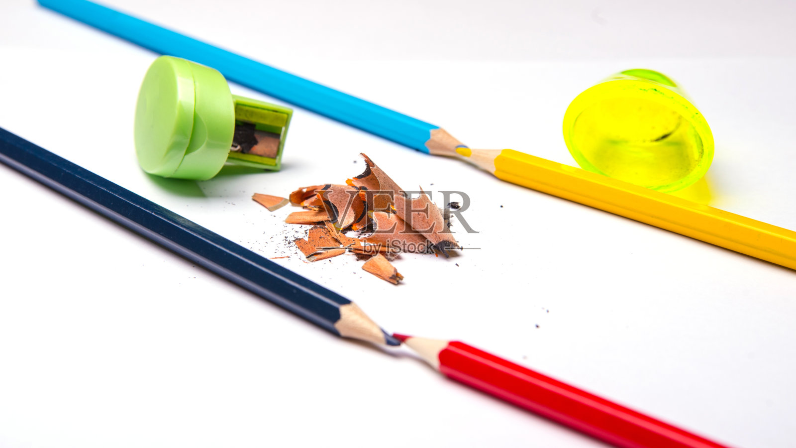 彩色铅笔和金属卷笔刀，彩色铅笔锉片孤立在白色背景，特写，文字空间照片摄影图片