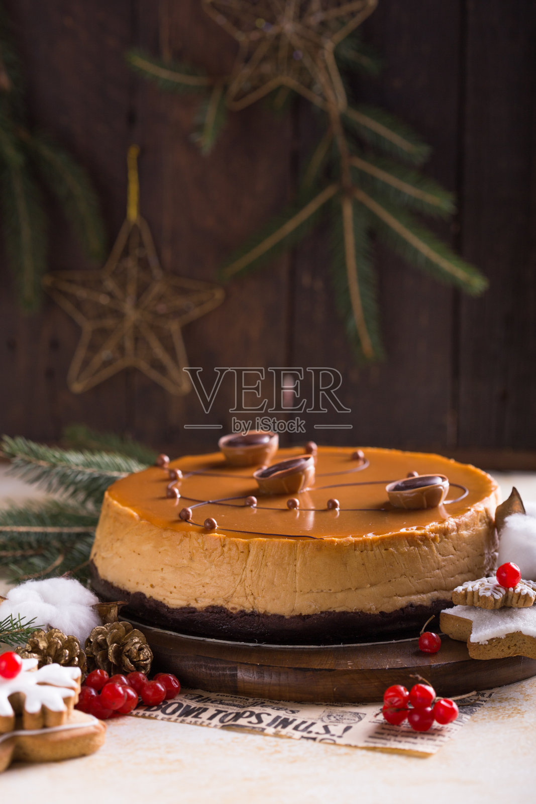 黑底焦糖芝士蛋糕。美味的自制焦糖芝士蛋糕照片摄影图片