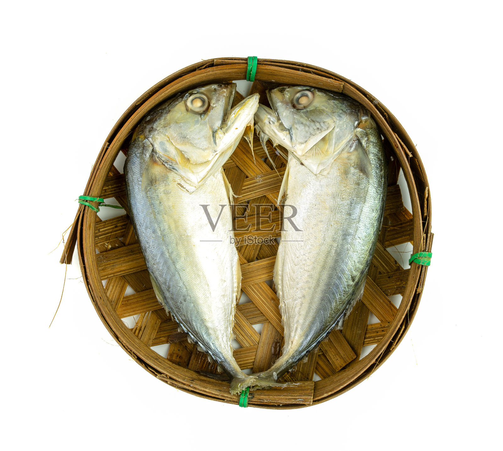 在白色背景上孤立的篮子里的鲭鱼。照片摄影图片